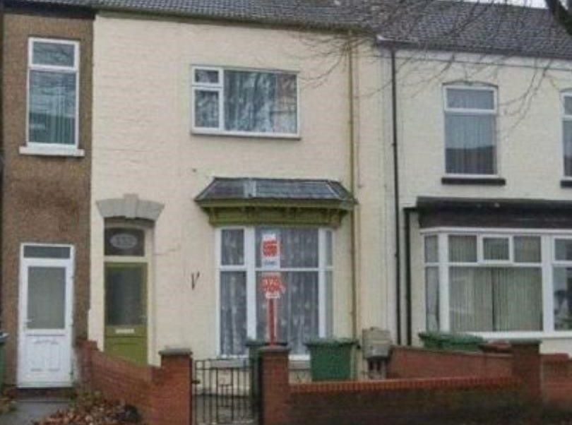 BUY TO LET: A FREEHOLD BUILDING WITH 2 FLATS BOTH LET AND PRODUCING AN INCOME OF £8400 PER ANNUM. A YIELD OF NEARLY 13% OF THE GUIDE PRICE.