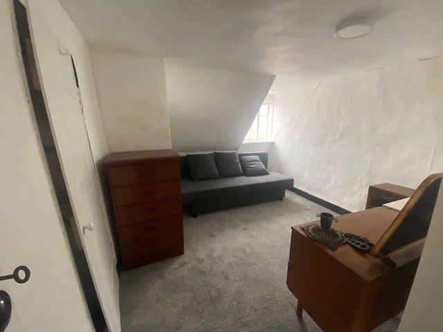 MIXED USE PROPERTY: A VACANT FREEHOLD GRADE II LISTED BUILDING COMPRISING OF A GROUND FLOOR FORMER OPTICIANS AND SPLIT LEVEL APARTMENT ABOVE.