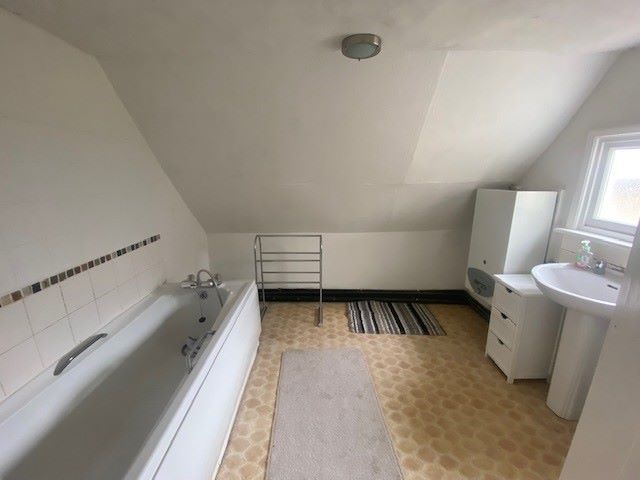 MIXED USE PROPERTY: A VACANT FREEHOLD GRADE II LISTED BUILDING COMPRISING OF A GROUND FLOOR FORMER OPTICIANS AND SPLIT LEVEL APARTMENT ABOVE.