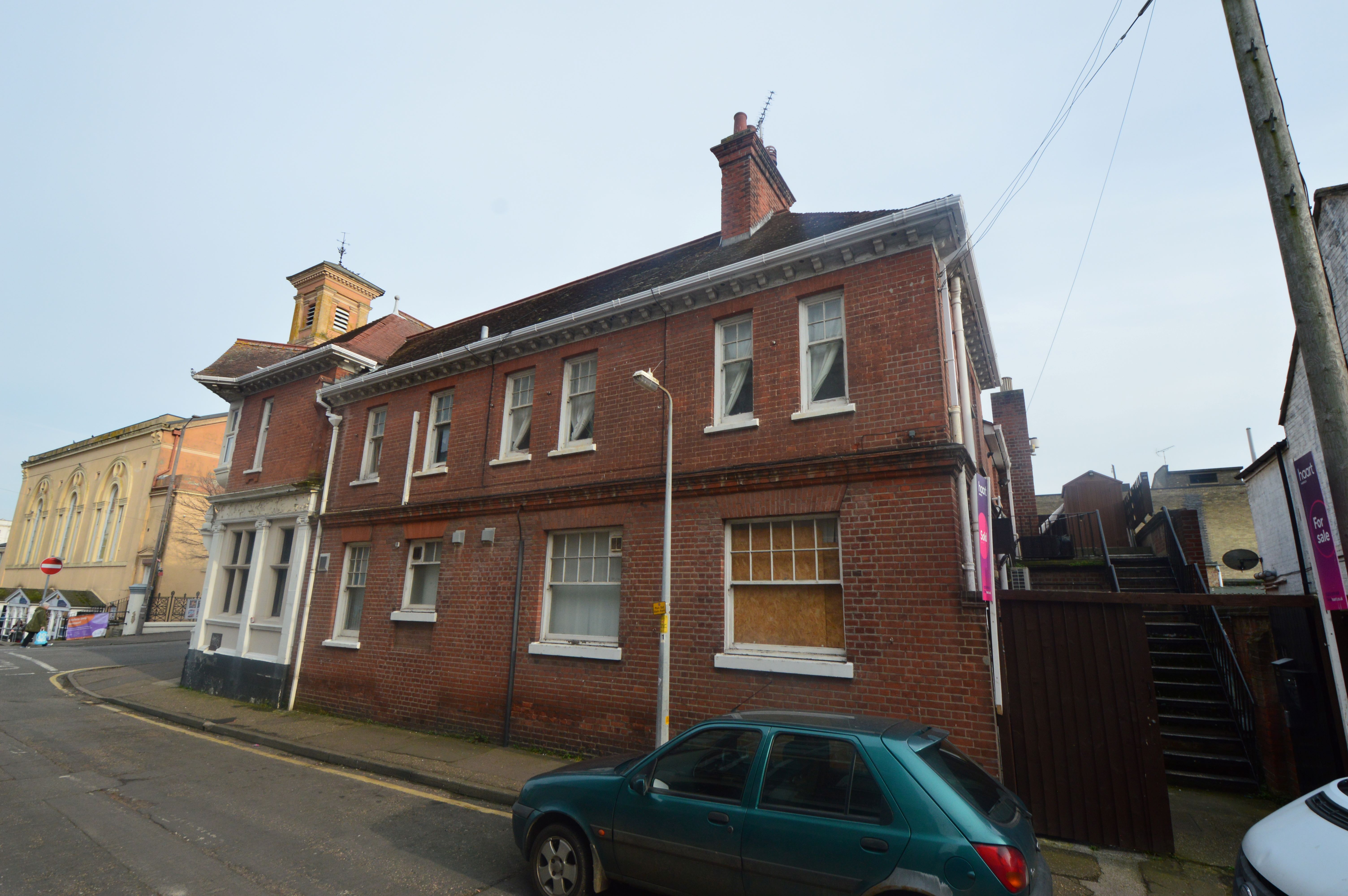BUY TO LET INVESTMENT: A THREE BEDROOM FIRST FLOOR APARTMENT WITH TENANT IN OCCUPATION CURRENTLY ACHIEVING AN INCOME OF £9000 PER ANNUM