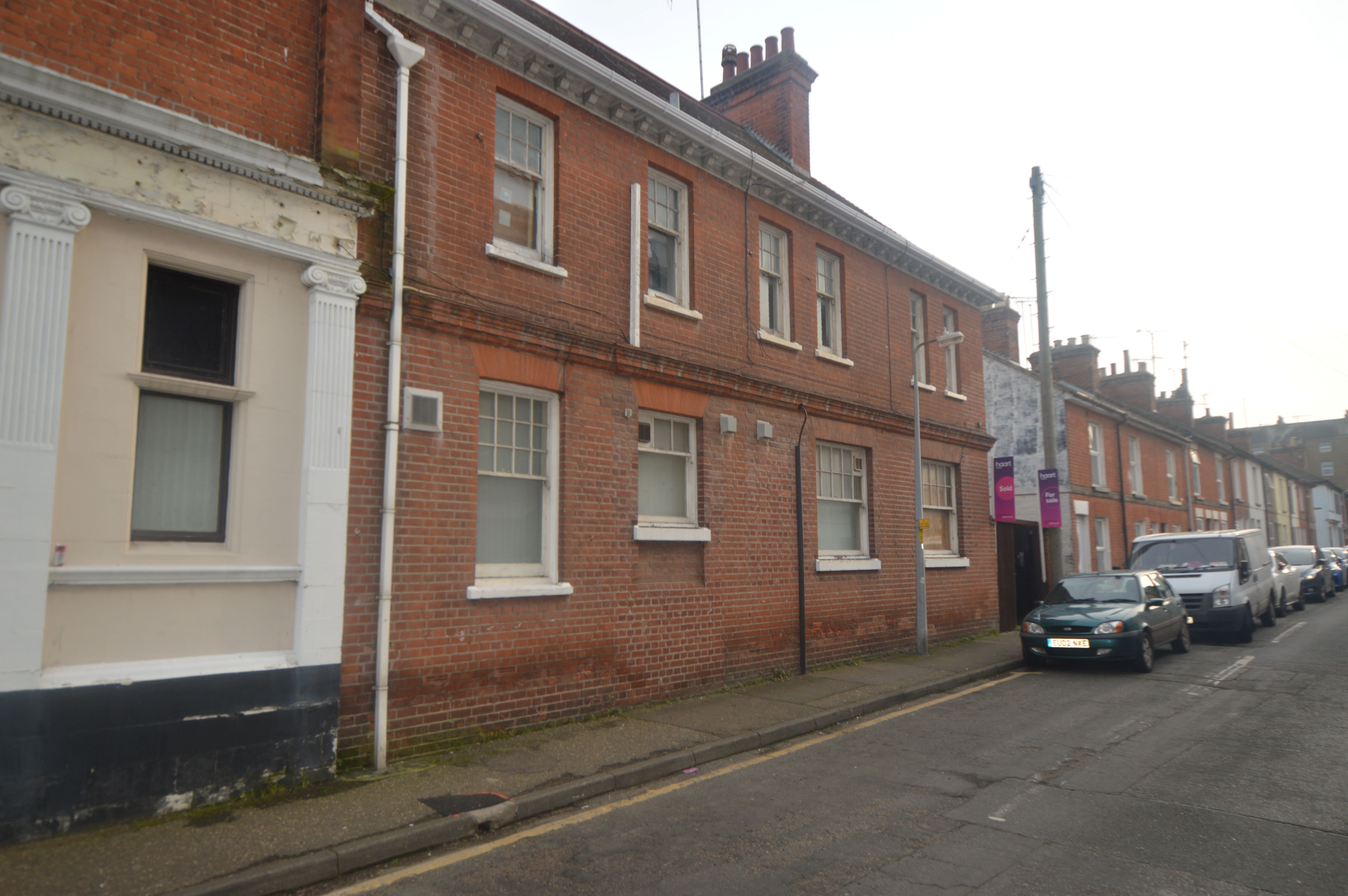 BUY TO LET INVESTMENT: A THREE BEDROOM FIRST FLOOR APARTMENT WITH TENANT IN OCCUPATION CURRENTLY ACHIEVING AN INCOME OF £9000 PER ANNUM