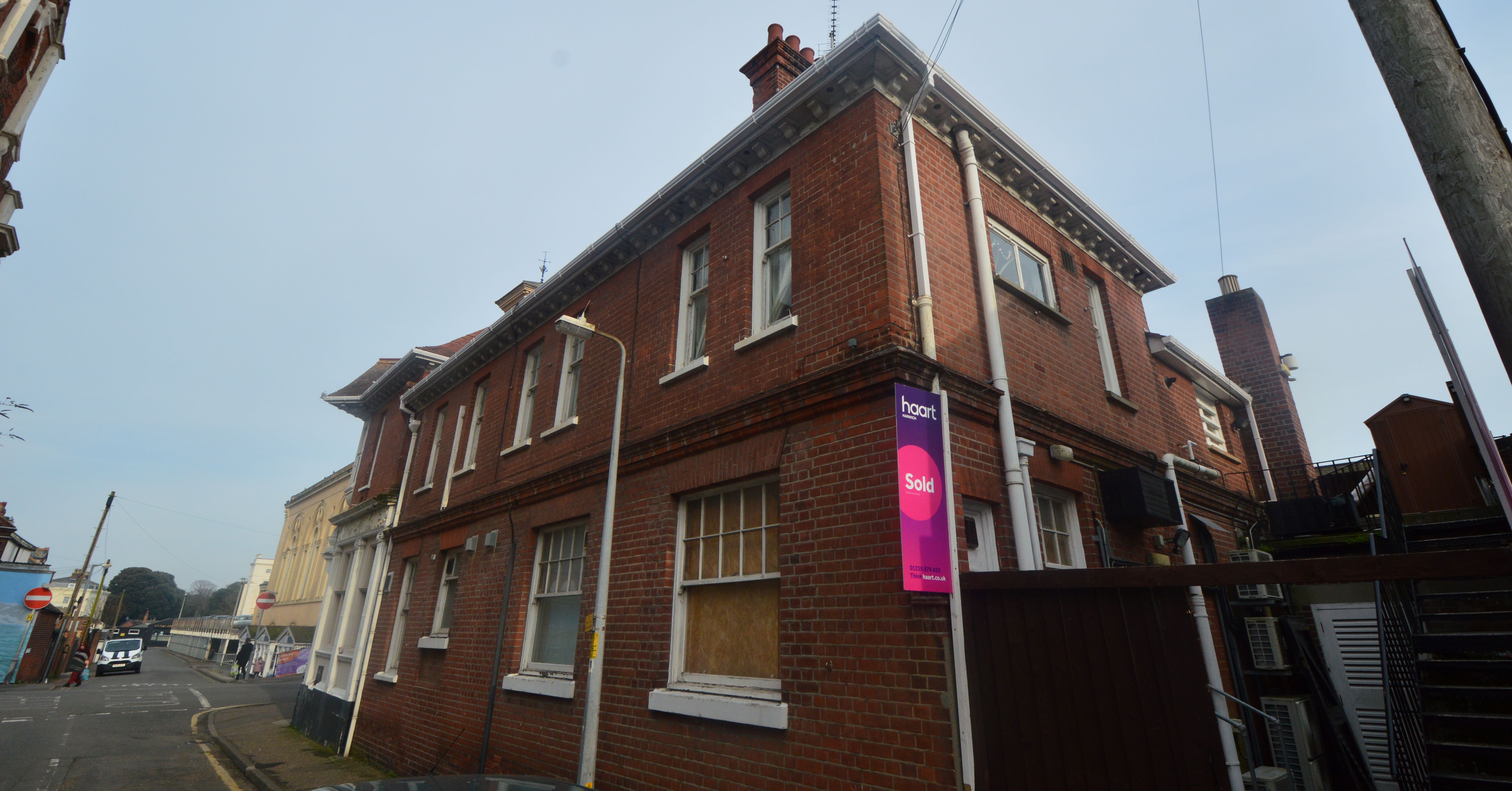 BUY TO LET INVESTMENT: A THREE BEDROOM FIRST FLOOR APARTMENT WITH TENANT IN OCCUPATION CURRENTLY ACHIEVING AN INCOME OF £9000 PER ANNUM