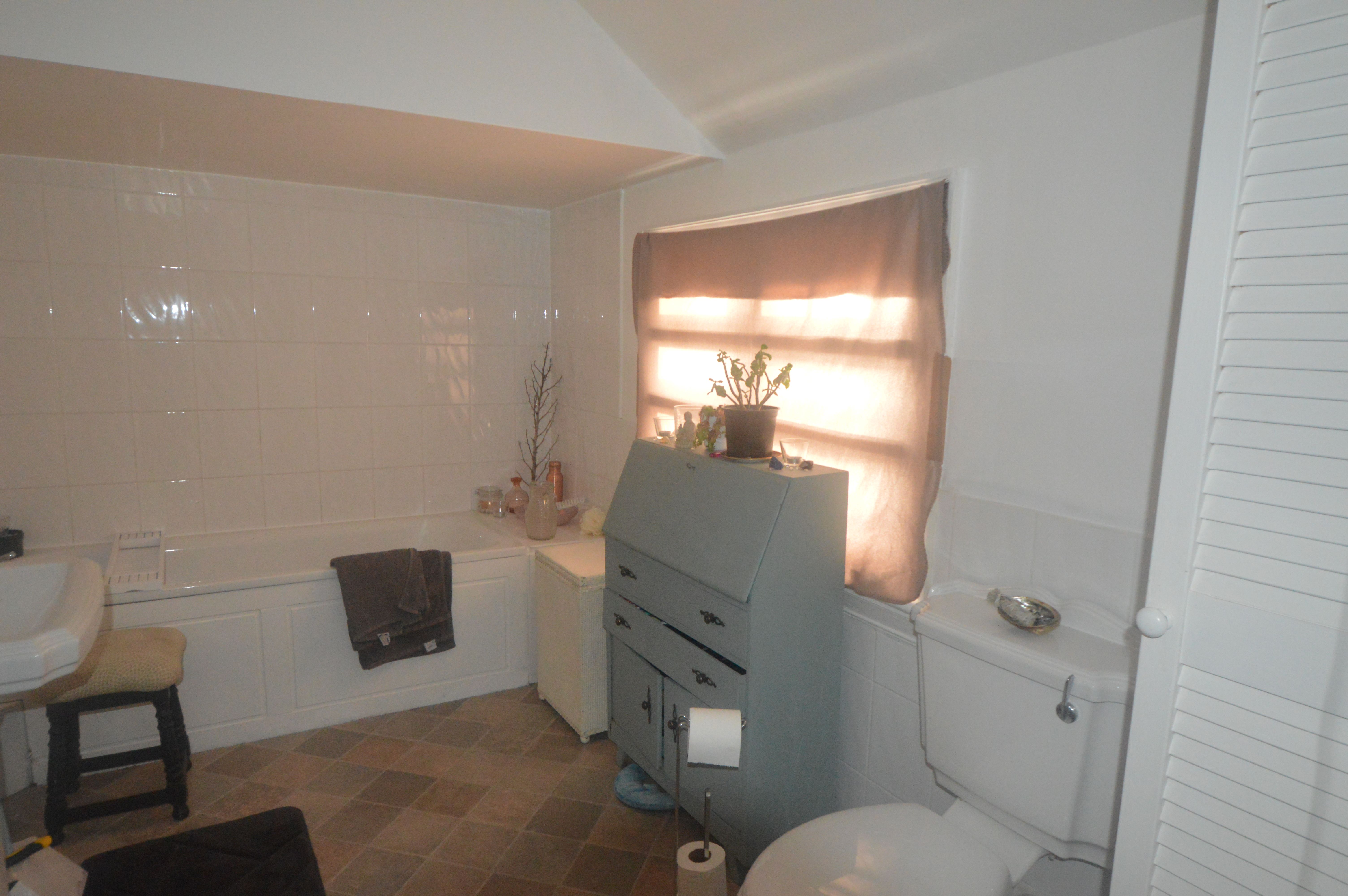 BUY TO LET INVESTMENT: A THREE BEDROOM FIRST FLOOR APARTMENT WITH TENANT IN OCCUPATION CURRENTLY ACHIEVING AN INCOME OF £9000 PER ANNUM