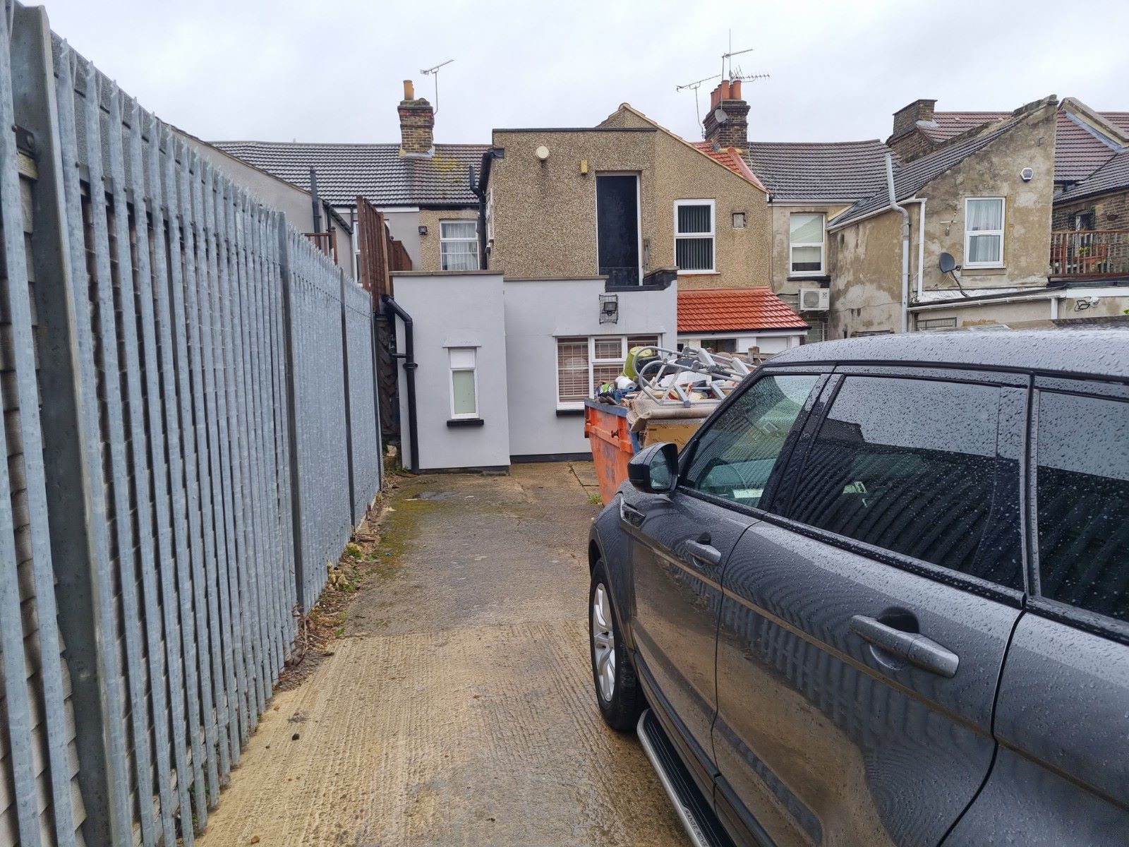 COMMERCIAL INVESTMENT OPPORTUNITY: A FREEHOLD PROPERTY COMPRISING OF A SHOP WITH OFFICES ABOVE AND PARKING SITUATED CLOSE TO GRAYS TOWN CENTRE