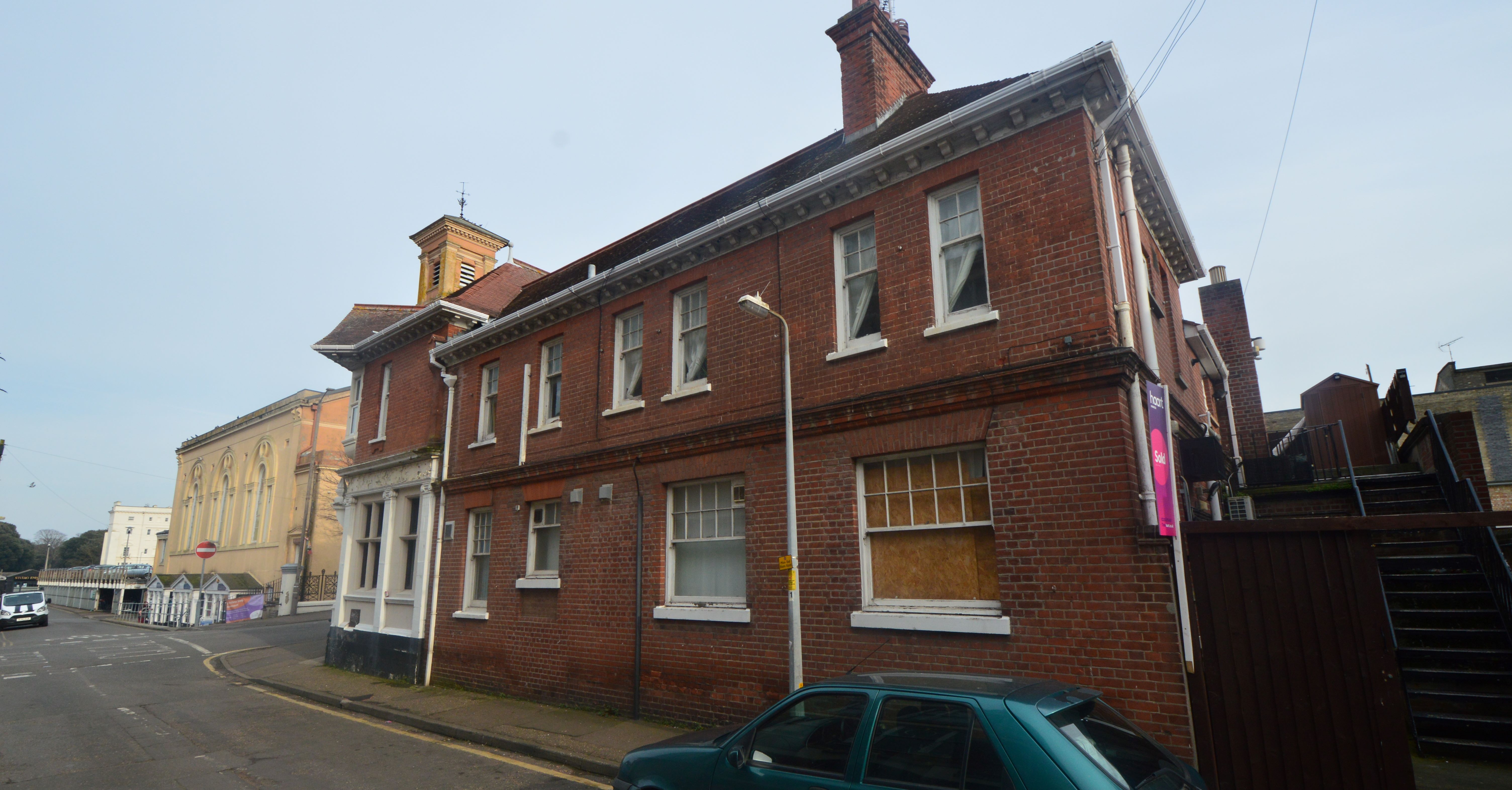 BUY TO LET INVESTMENT: A THREE BEDROOM FIRST FLOOR APARTMENT WITH TENANT IN OCCUPATION CURRENTLY ACHIEVING AN INCOME OF £9000 PER ANNUM