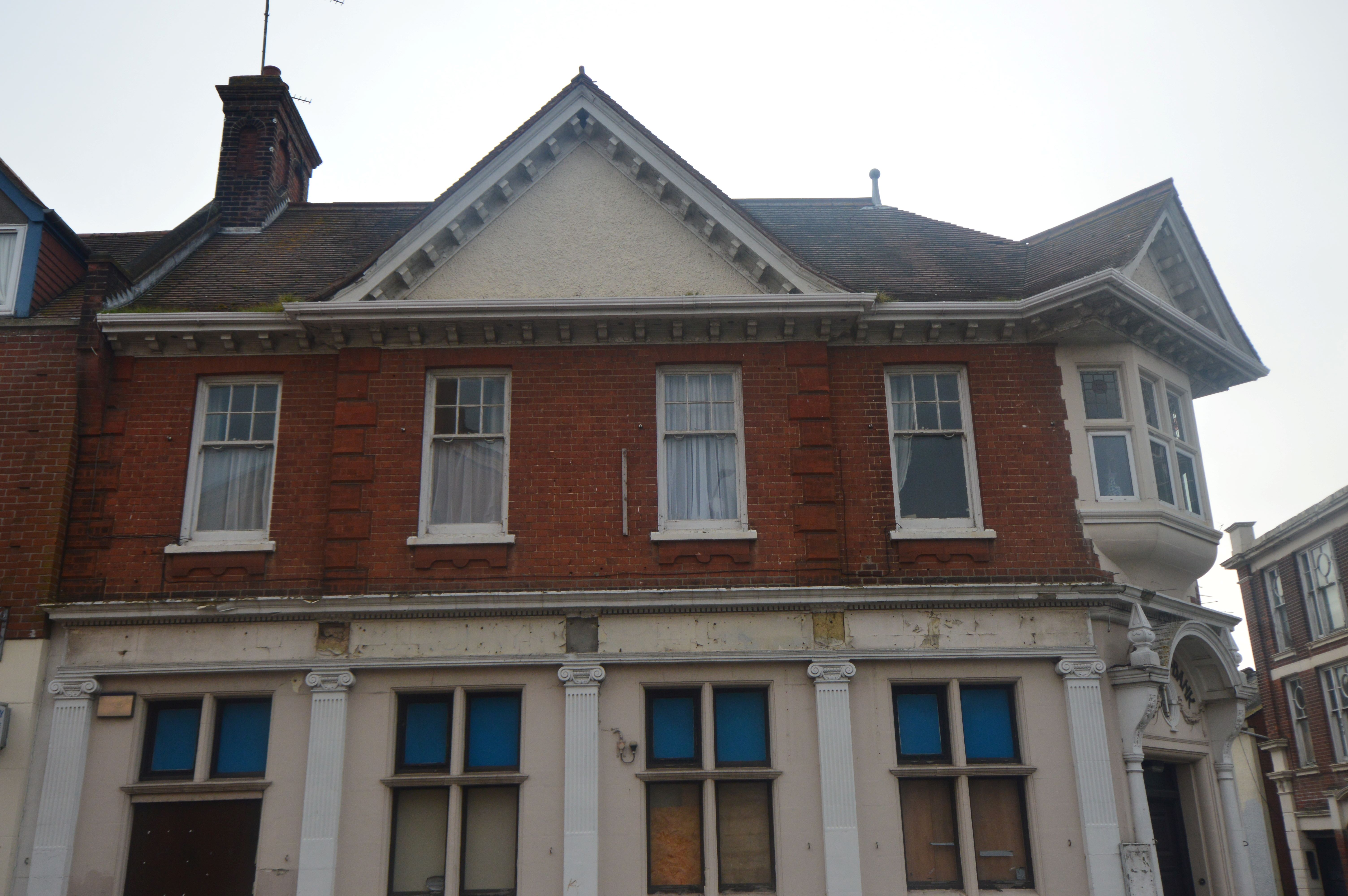 BUY TO LET INVESTMENT: A THREE BEDROOM FIRST FLOOR APARTMENT WITH TENANT IN OCCUPATION CURRENTLY ACHIEVING AN INCOME OF £9000 PER ANNUM