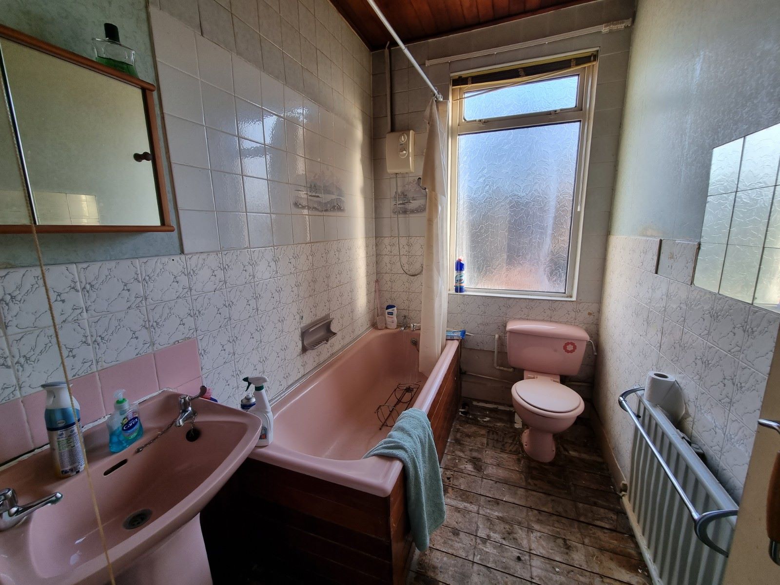 REFURBISHMENT OPPORTUNITY: A FREEHOLD VACANT TWO BEDROOM TERRACE HOUSE LOCATED IN SOUTHEND ON SEA IN NEED OF MODERNISATION