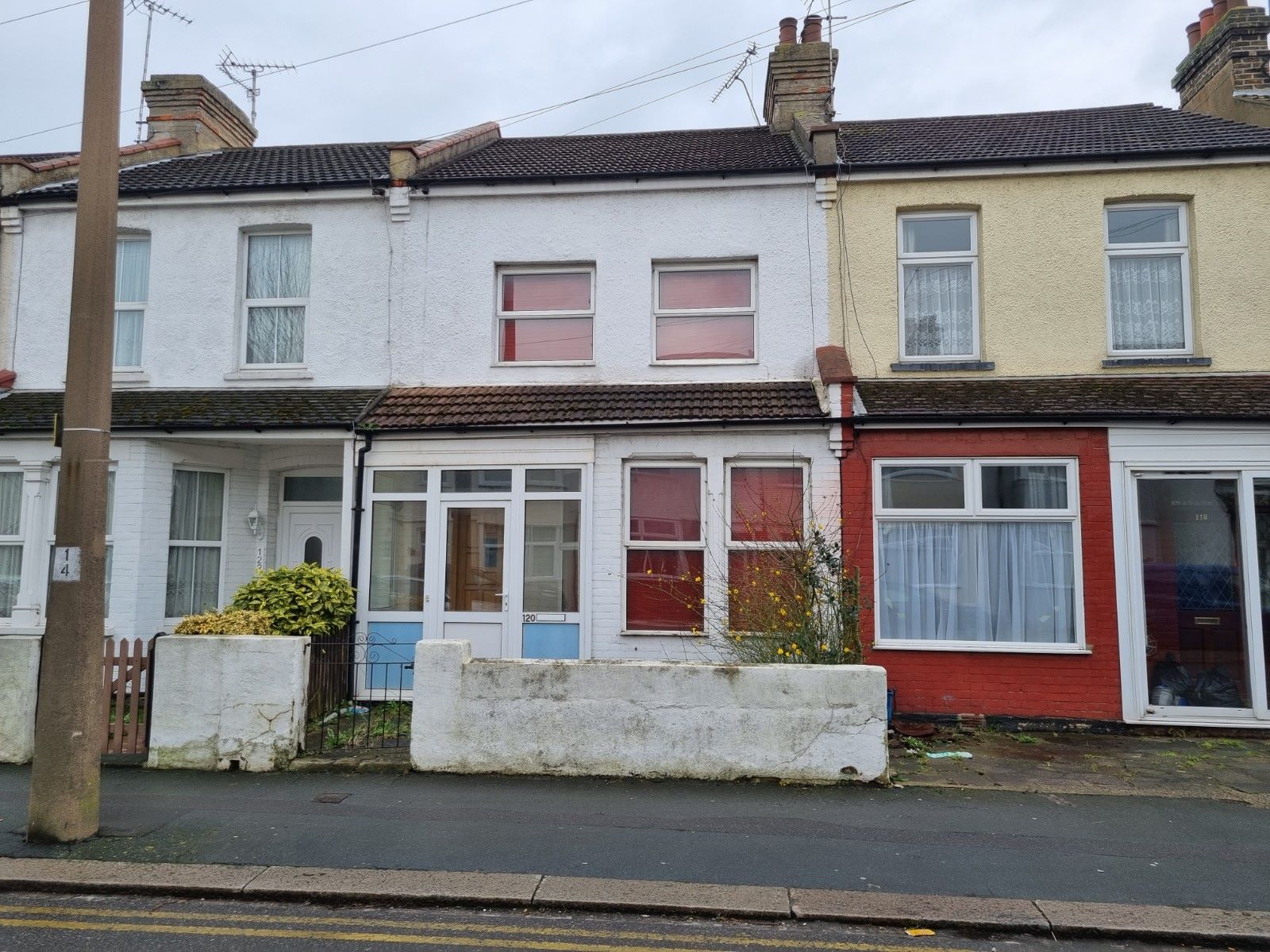 REFURBISHMENT OPPORTUNITY: A FREEHOLD VACANT TWO BEDROOM TERRACE HOUSE LOCATED IN SOUTHEND ON SEA IN NEED OF MODERNISATION