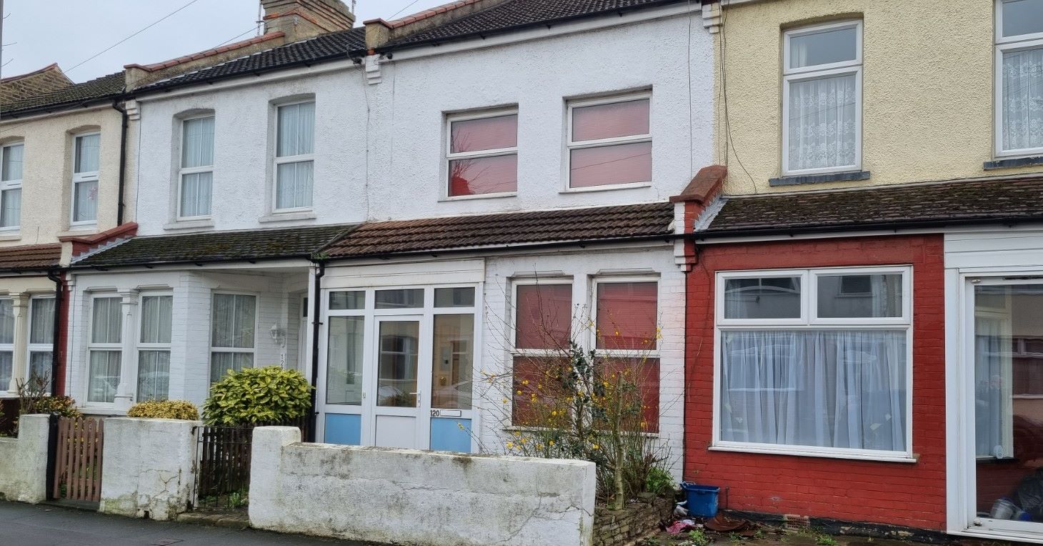 REFURBISHMENT OPPORTUNITY: A FREEHOLD VACANT TWO BEDROOM TERRACE HOUSE LOCATED IN SOUTHEND ON SEA IN NEED OF MODERNISATION