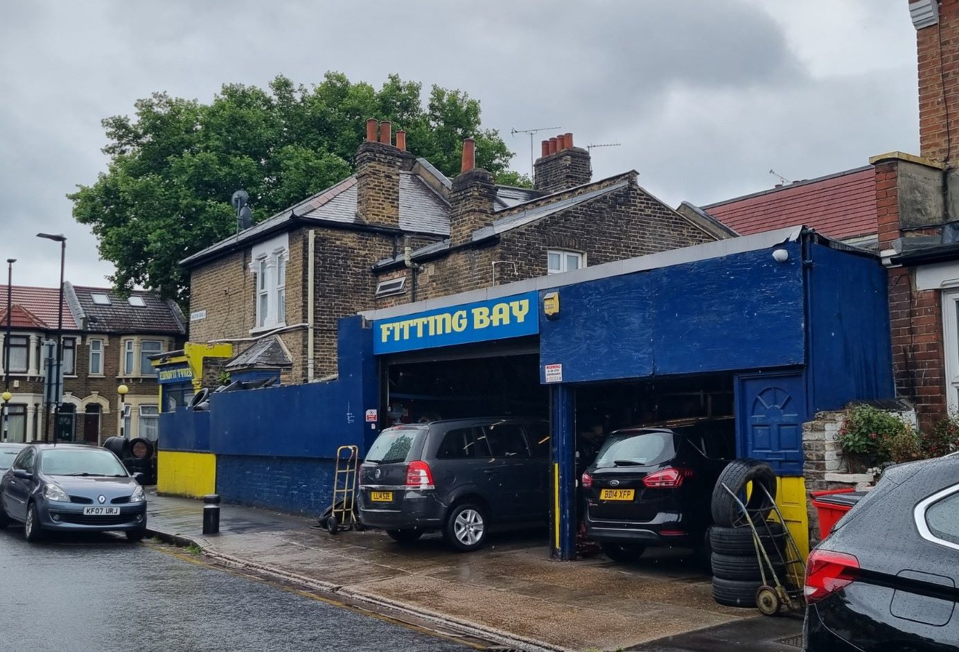 MIXED USE INVESTMENT: A FREEHOLD GROUND FLOOR LOCK UP SHOP AND FIRST FLOOR TWO BEDROOM FLAT PRODUCING AN INCOME OF £25,200 PER ANNUM