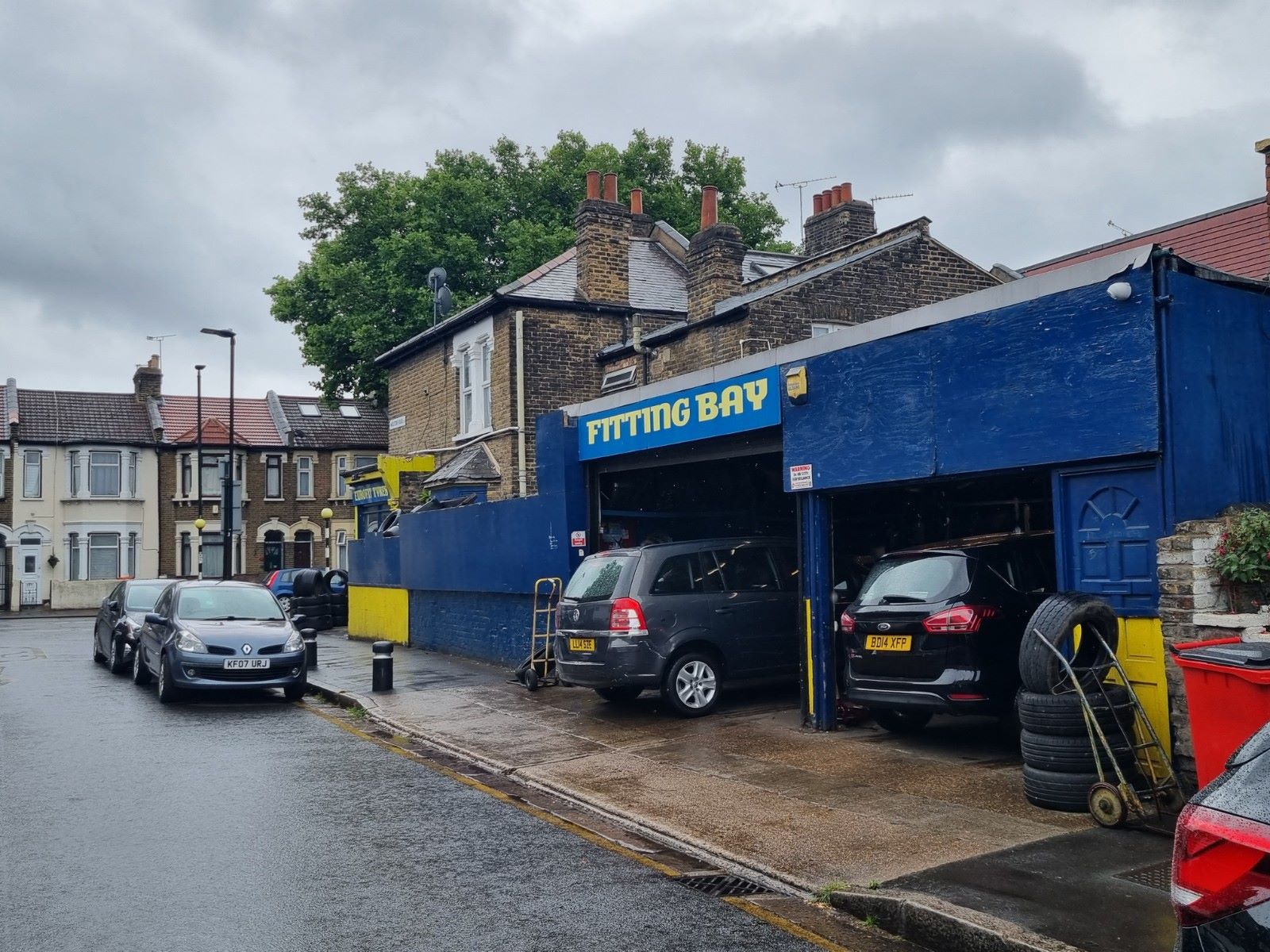 MIXED USE INVESTMENT: A FREEHOLD GROUND FLOOR LOCK UP SHOP AND FIRST FLOOR TWO BEDROOM FLAT PRODUCING AN INCOME OF £25,200 PER ANNUM