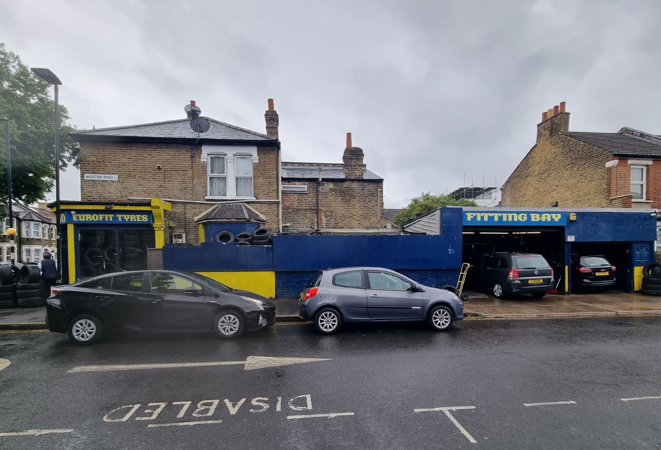 MIXED USE INVESTMENT: A FREEHOLD GROUND FLOOR LOCK UP SHOP AND FIRST FLOOR TWO BEDROOM FLAT PRODUCING AN INCOME OF £25,200 PER ANNUM