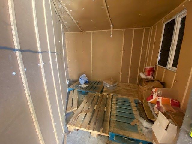 MIXED USE INVESTMENT/DEVELOPMENT: A VACANT FREEHOLD LOCK UP FORMER FOOD TAKEAWAY WITH STUDIO FLAT CONSIDERED TO HAVE RE-DEVELOPMENT POTENTIAL 