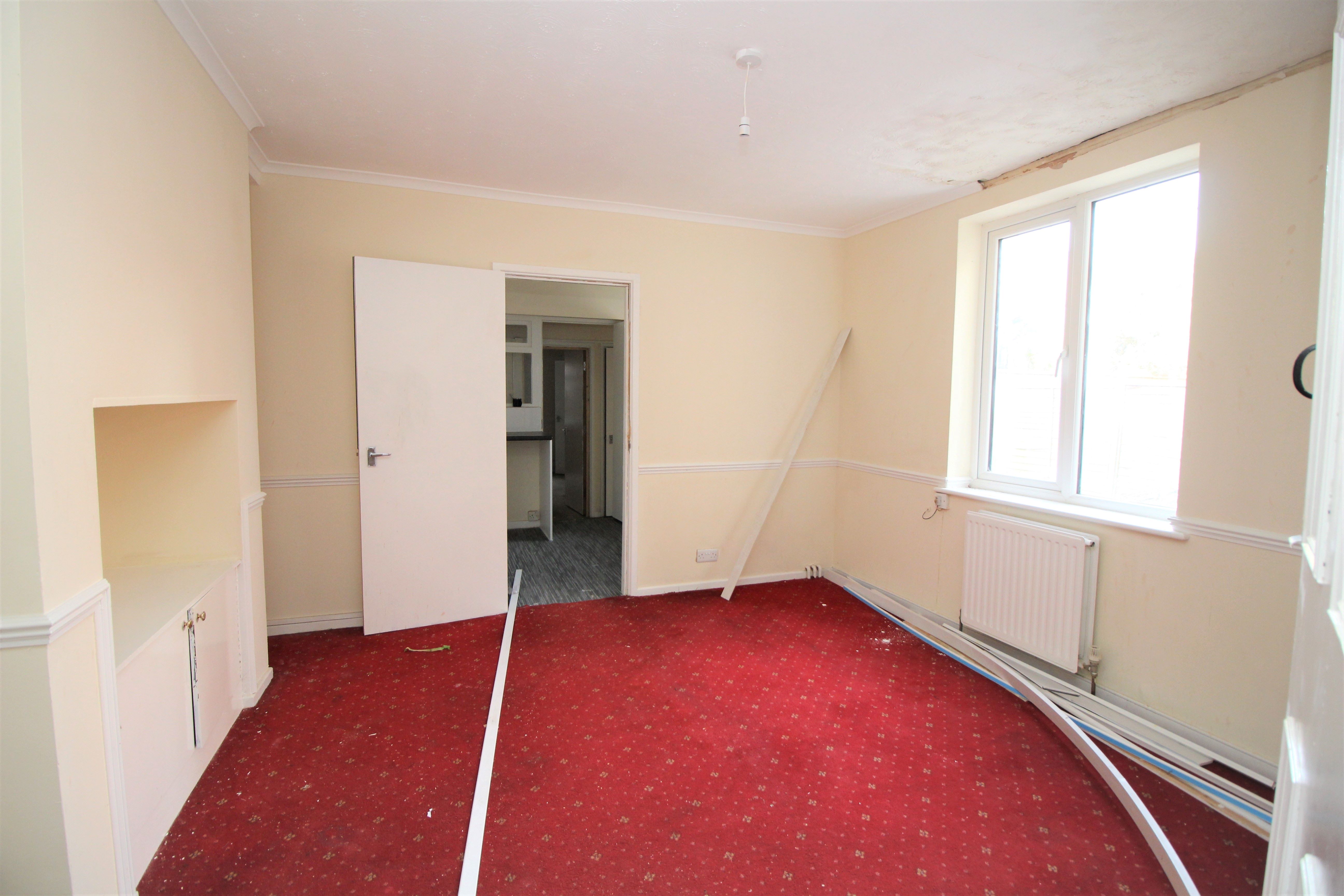HMO INVESTMENT: A FREEHOLD HOUSE WITH HMO USAGE OFFERING A POTENTIAL ANNUAL GROSS INCOME OF £66,221. A YIELD AROUND 19% OF THE GUIDE PRICE