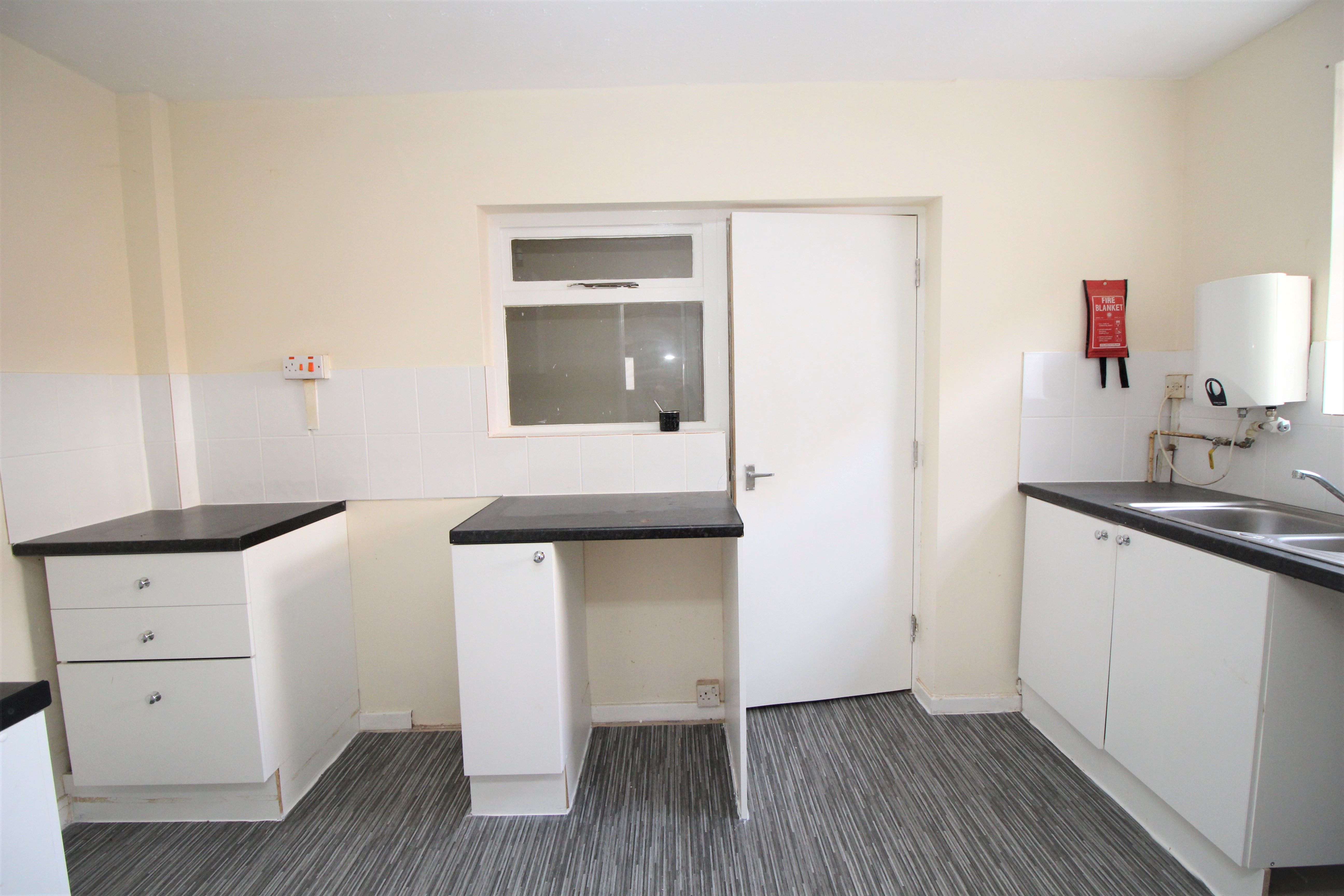 HMO INVESTMENT: A FREEHOLD HOUSE WITH HMO USAGE OFFERING A POTENTIAL ANNUAL GROSS INCOME OF £66,221. A YIELD AROUND 19% OF THE GUIDE PRICE