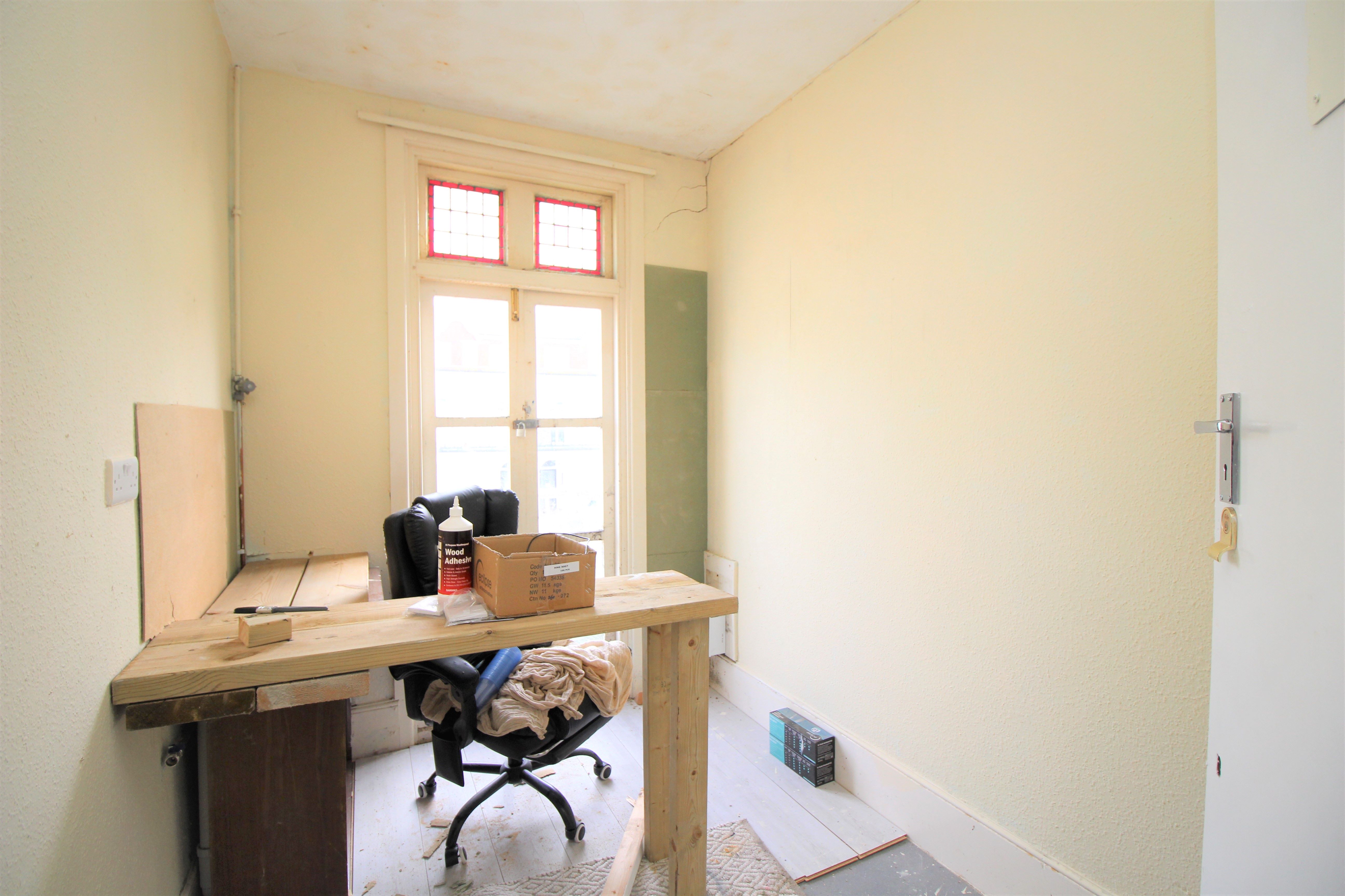 HMO INVESTMENT: A FREEHOLD HOUSE WITH HMO USAGE OFFERING A POTENTIAL ANNUAL GROSS INCOME OF £66,221. A YIELD AROUND 19% OF THE GUIDE PRICE