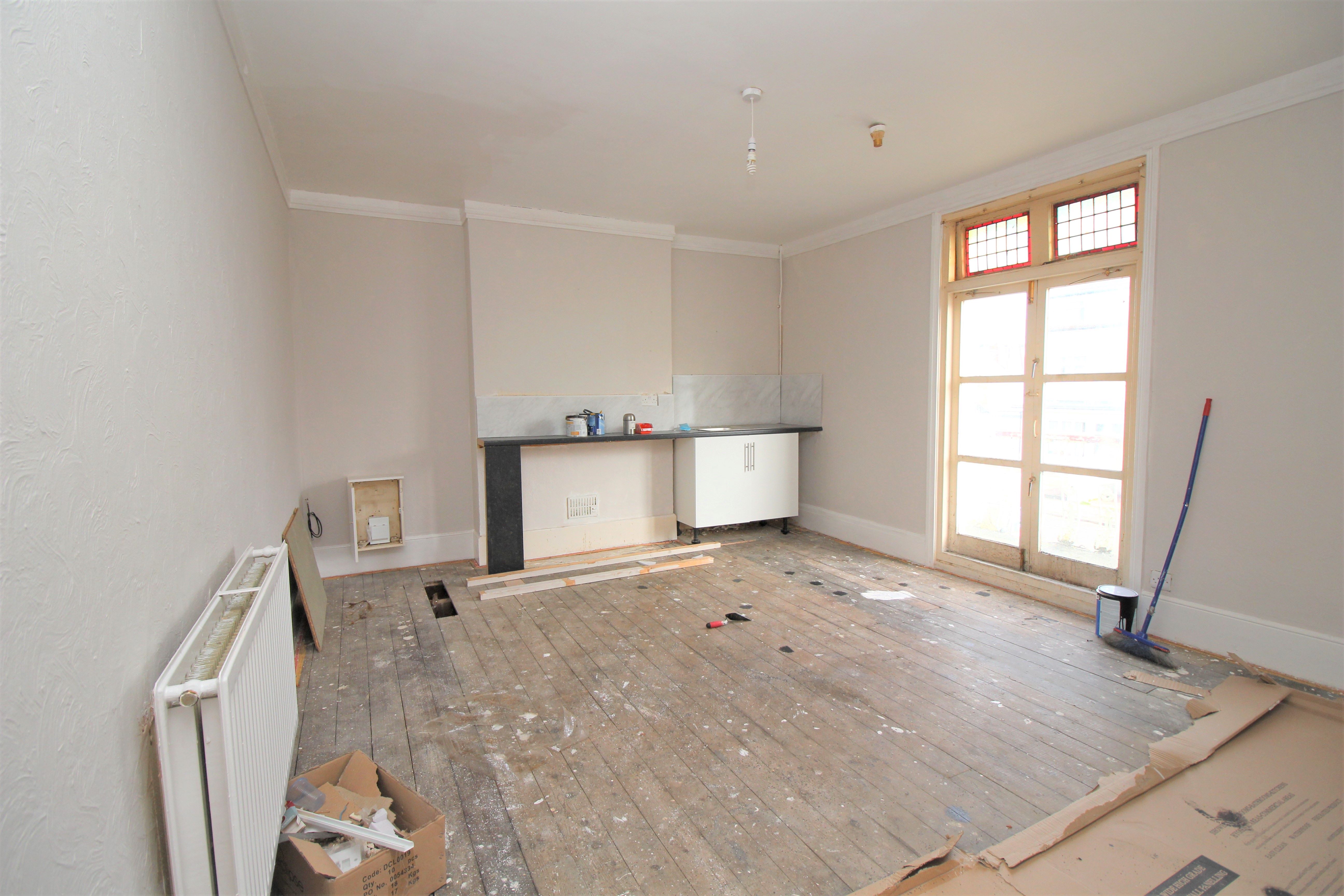 HMO INVESTMENT: A FREEHOLD HOUSE WITH HMO USAGE OFFERING A POTENTIAL ANNUAL GROSS INCOME OF £66,221. A YIELD AROUND 19% OF THE GUIDE PRICE