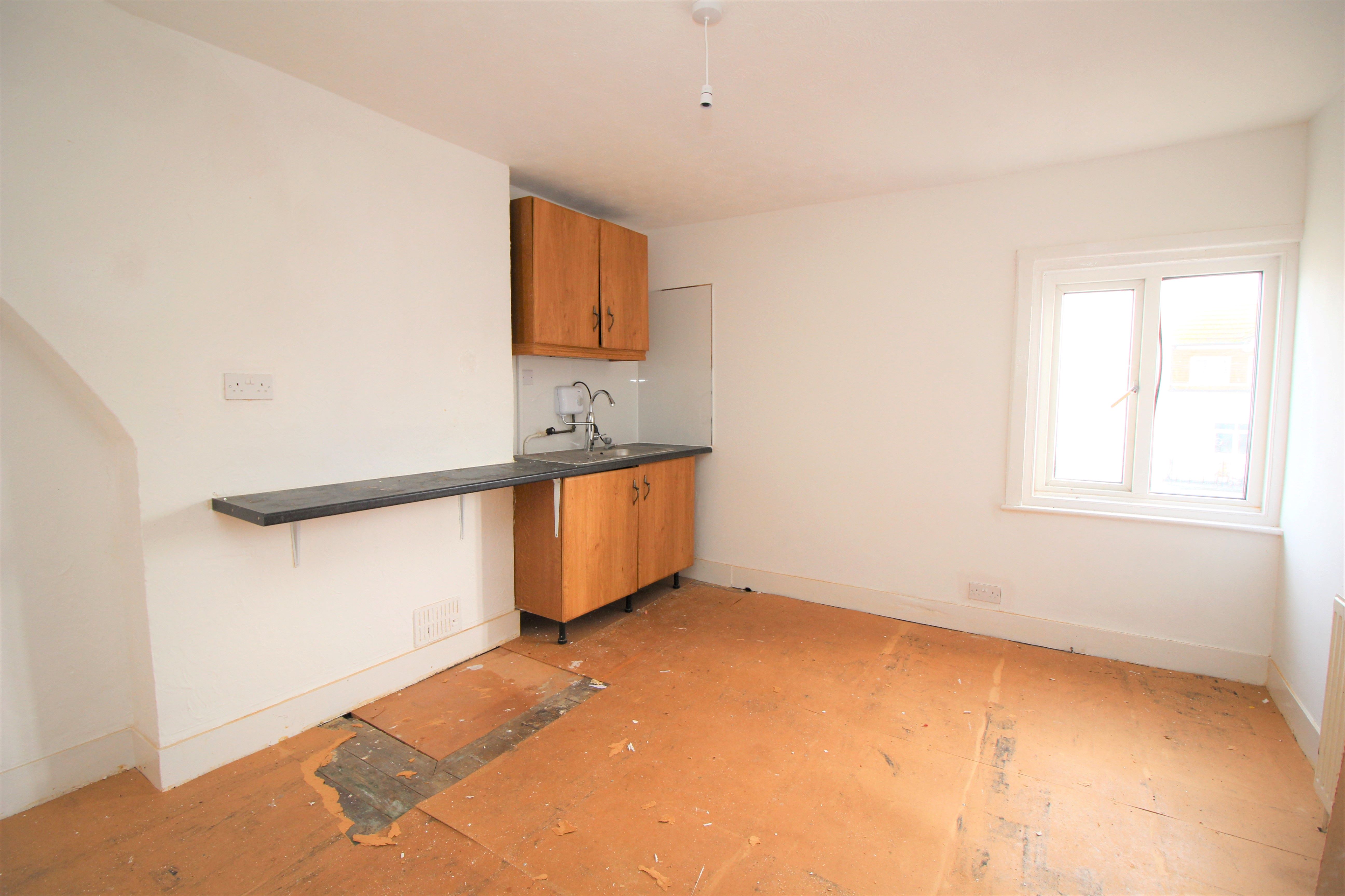 HMO INVESTMENT: A FREEHOLD HOUSE WITH HMO USAGE OFFERING A POTENTIAL ANNUAL GROSS INCOME OF £66,221. A YIELD AROUND 19% OF THE GUIDE PRICE