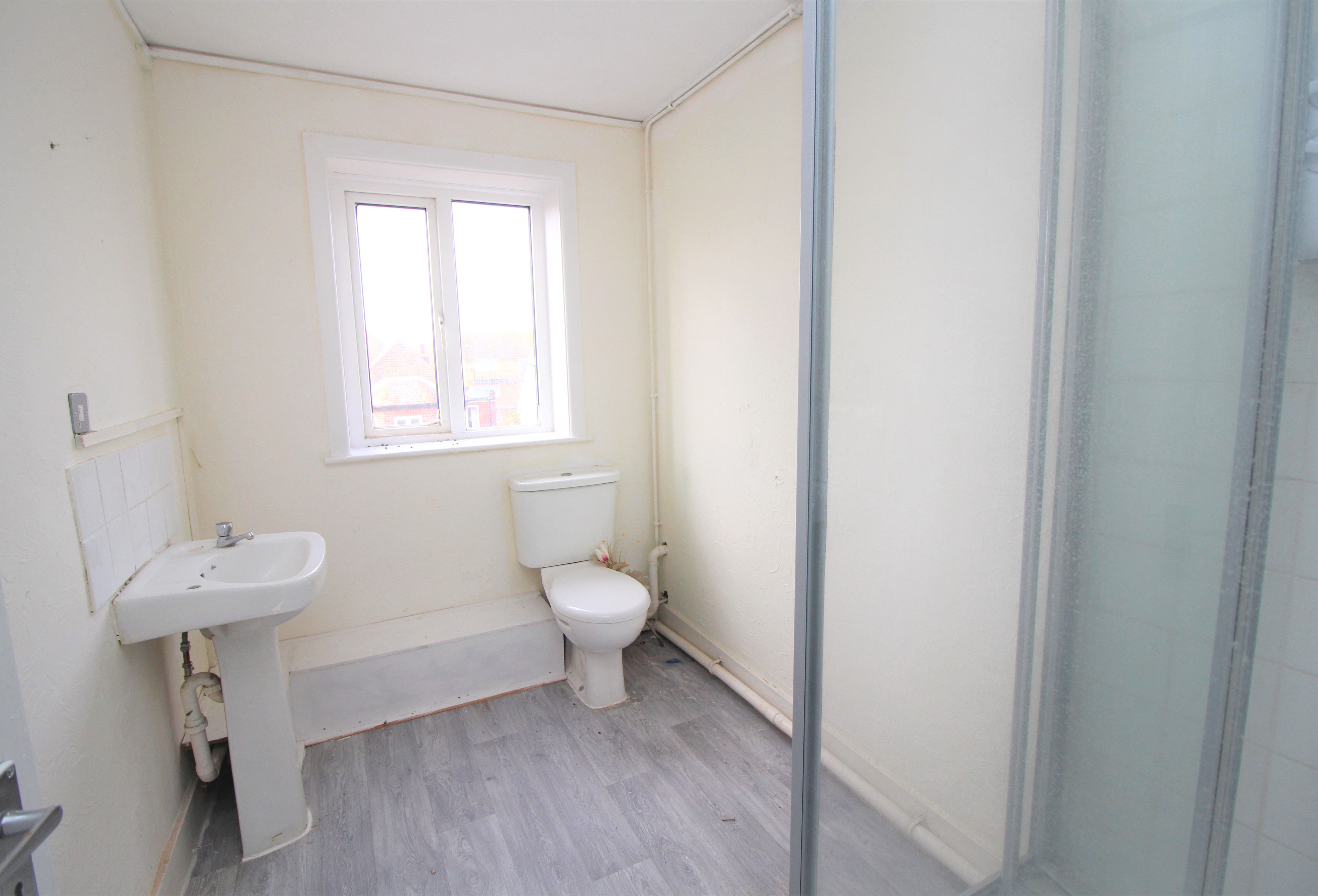 HMO INVESTMENT: A FREEHOLD HOUSE WITH HMO USAGE OFFERING A POTENTIAL ANNUAL GROSS INCOME OF £66,221. A YIELD AROUND 19% OF THE GUIDE PRICE