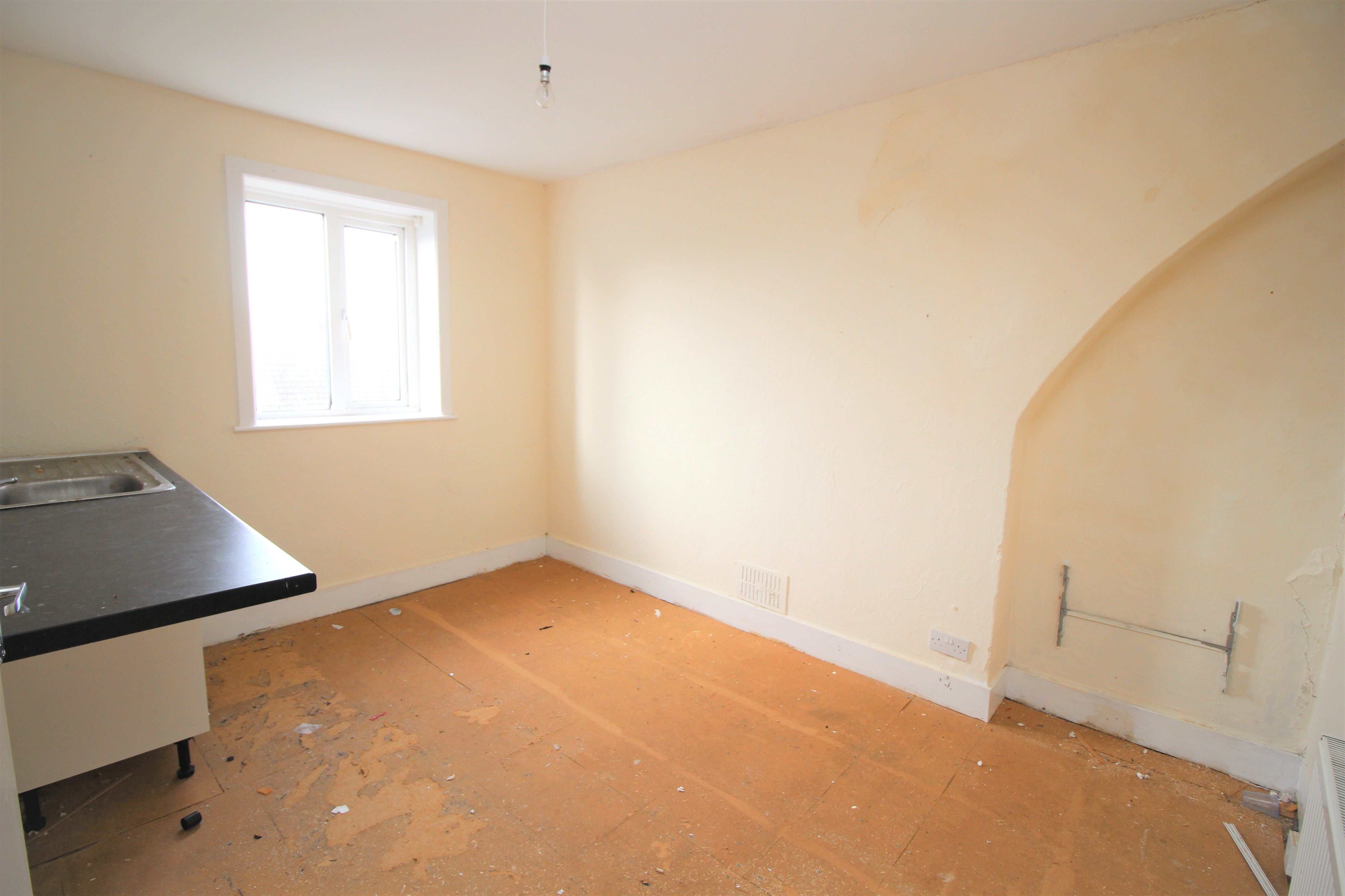 HMO INVESTMENT: A FREEHOLD HOUSE WITH HMO USAGE OFFERING A POTENTIAL ANNUAL GROSS INCOME OF £66,221. A YIELD AROUND 19% OF THE GUIDE PRICE