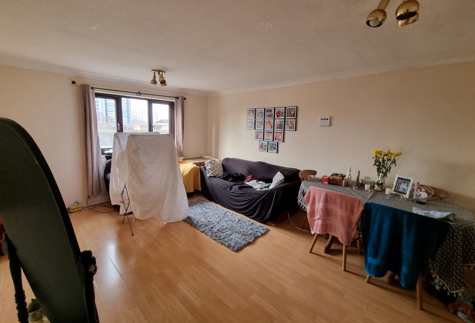 BUY TO LET INVESTMENT: A SECOND FLOOR FLAT CLOSE TO THE TRAIN STATION WITH A TENANT IN OCCUPATION PRODUCING AN INCOME OF £13,200 PER ANNUM