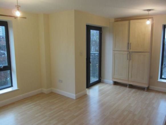 BUY TO LET INVESTMENT: A FOURTH FLOOR APARTMENT CLOSE TO THE CITY CENTRE WITH A TENANT IN OCCUPATION PRODUCING AN INCOME OF £7,140 PER ANNUM