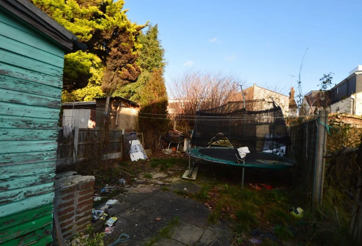 SHOP WITH UPPERS: A VACANT FREEHOLD COMMERCIAL UNIT WITH LIVING ACCOMMODATION TO THE FIRST FLOOR AND GARDEN / OUTSIDE SPACE TO REAR