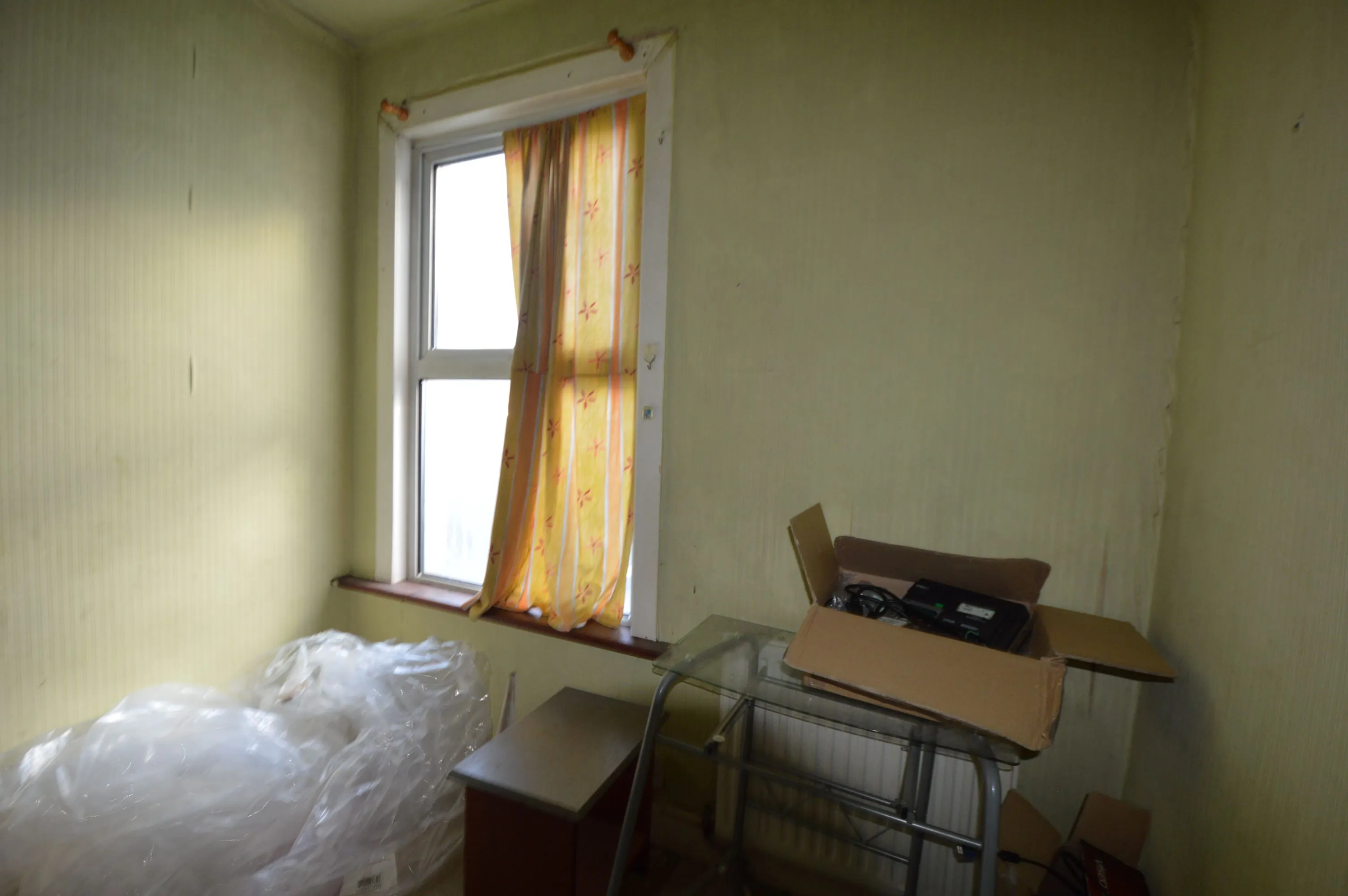 SHOP WITH UPPERS: A VACANT FREEHOLD COMMERCIAL UNIT WITH LIVING ACCOMMODATION TO THE FIRST FLOOR AND GARDEN / OUTSIDE SPACE TO REAR