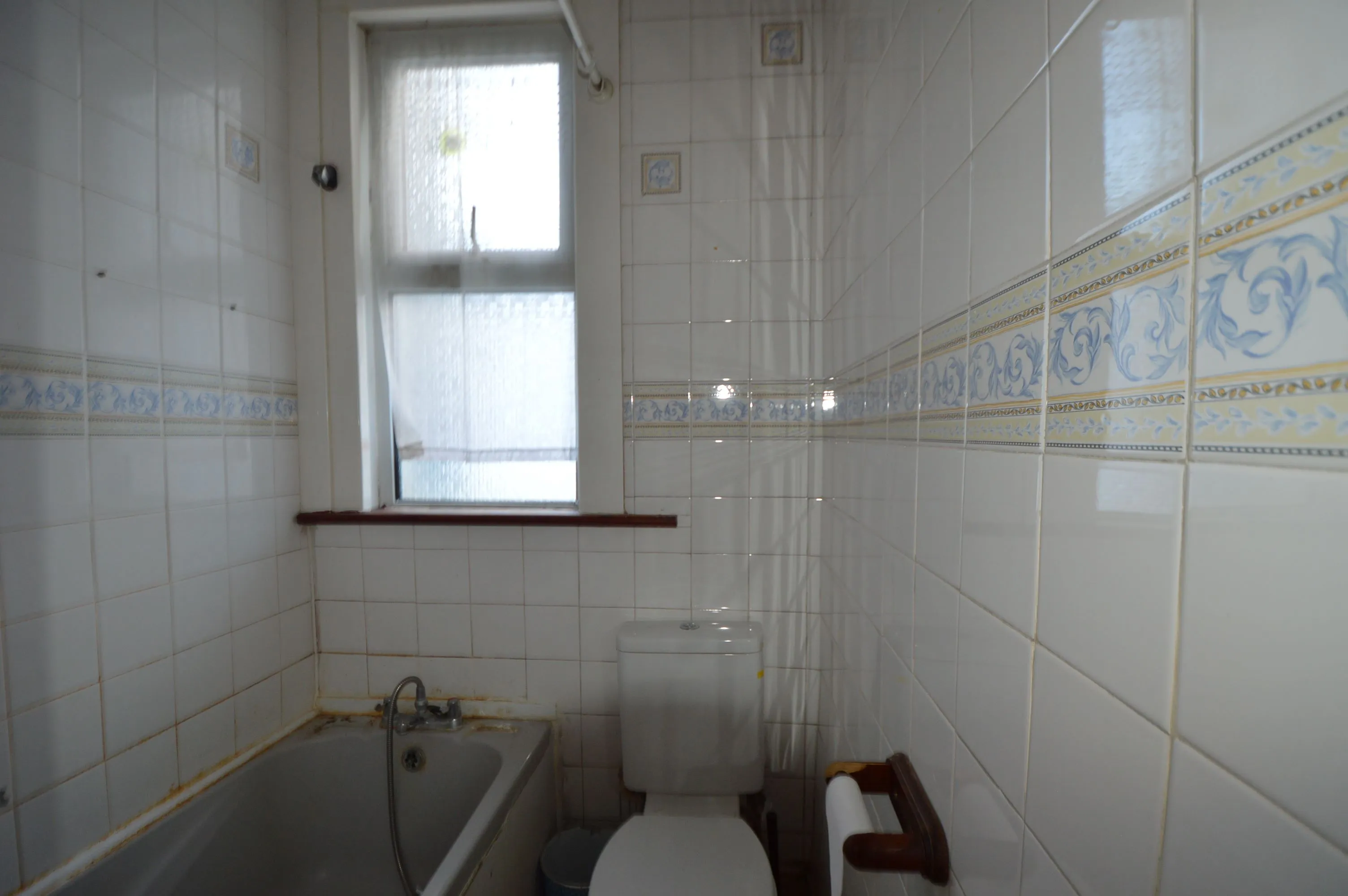 SHOP WITH UPPERS: A VACANT FREEHOLD COMMERCIAL UNIT WITH LIVING ACCOMMODATION TO THE FIRST FLOOR AND GARDEN / OUTSIDE SPACE TO REAR