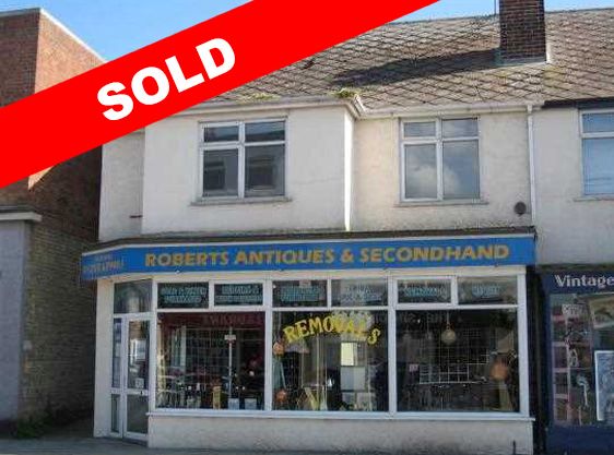 MIXED USE INVESTMENT: A FREEHOLD BUILDING CONTAINING GROUND FLOOR SHOP AND FIRST FLOOR FLAT PART LET OFFERING A POTENTIAL INCOME OF £14,700 PA