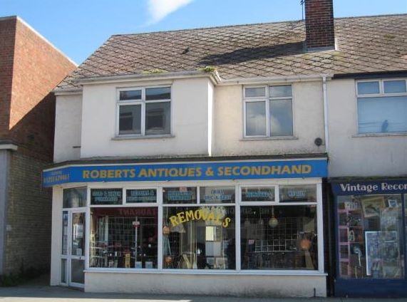 MIXED USE INVESTMENT: A FREEHOLD BUILDING CONTAINING GROUND FLOOR SHOP AND FIRST FLOOR FLAT PART LET OFFERING A POTENTIAL INCOME OF £14,700 PA