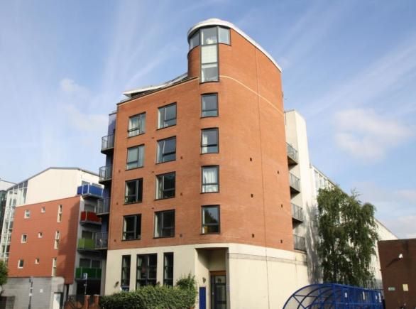 BUY TO LET INVESTMENT: A GROUND FLOOR GARDEN APARTMENT CLOSE TO THE CITY CENTRE WITH A TENANT IN OCCUPATION PRODUCING AN INCOME OF £8700 PER ANNUM