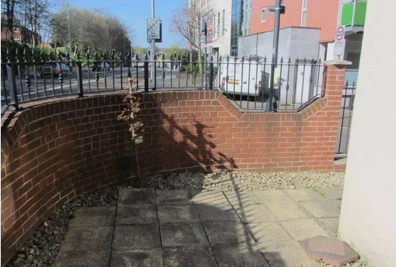 RESIDENTIAL INVESTMENT: A GROUND FLOOR GARDEN APARTMENT CLOSE TO THE CITY CENTRE OFFERED WITH VACANT POSSESSION WITH A POTENTIAL INCOME OF £8,700 PA