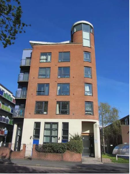 RESIDENTIAL INVESTMENT: A GROUND FLOOR GARDEN APARTMENT CLOSE TO THE CITY CENTRE OFFERED WITH VACANT POSSESSION WITH A POTENTIAL INCOME OF £8,700 PA