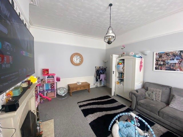 BUY TO LET INVESTMENT: A FREEHOLD BUILDING CONTAINING 3 FLATS PRODUCING AN INCOME OF £24,600 PER ANNUM. A YIELD OF ALMOST 11% OF THE GUIDE PRICE