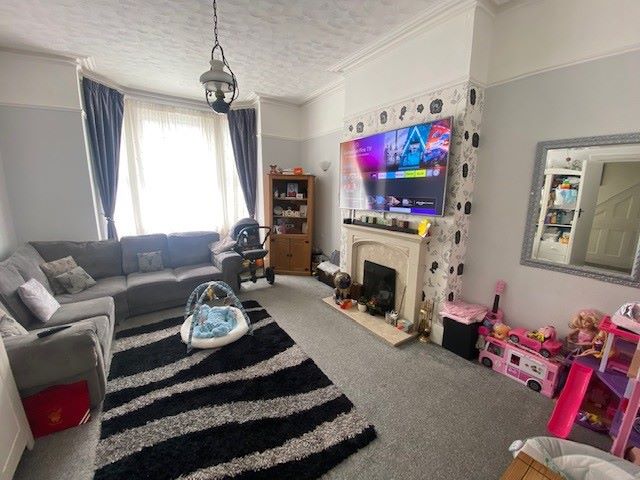 BUY TO LET INVESTMENT: A FREEHOLD BUILDING CONTAINING 3 FLATS PRODUCING AN INCOME OF £24,600 PER ANNUM. A YIELD OF ALMOST 11% OF THE GUIDE PRICE