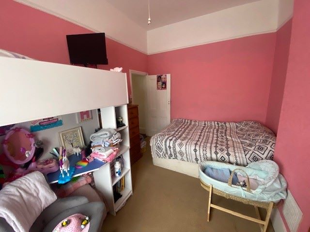 BUY TO LET INVESTMENT: A FREEHOLD BUILDING CONTAINING 3 FLATS PRODUCING AN INCOME OF £24,600 PER ANNUM. A YIELD OF ALMOST 11% OF THE GUIDE PRICE