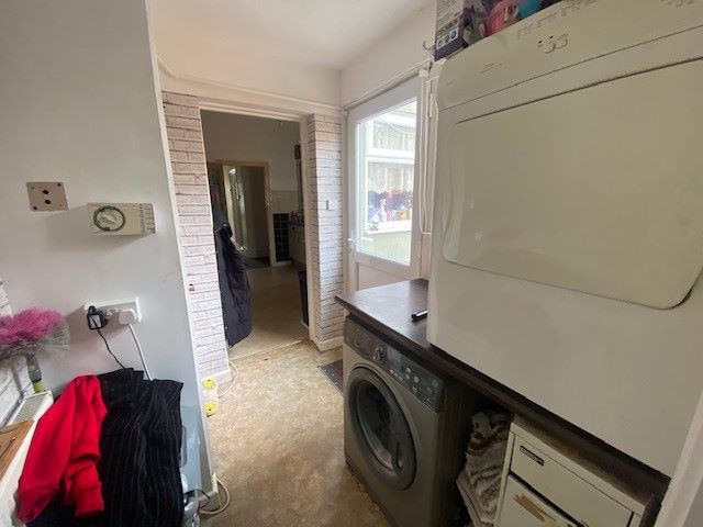 BUY TO LET INVESTMENT: A FREEHOLD BUILDING CONTAINING 3 FLATS PRODUCING AN INCOME OF £24,600 PER ANNUM. A YIELD OF ALMOST 11% OF THE GUIDE PRICE