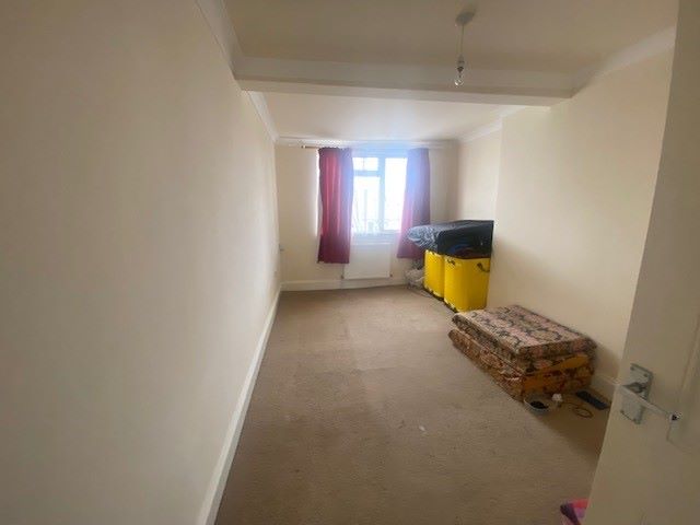 BUY TO LET INVESTMENT: A FREEHOLD BUILDING CONTAINING 3 FLATS PRODUCING AN INCOME OF £24,600 PER ANNUM. A YIELD OF ALMOST 11% OF THE GUIDE PRICE