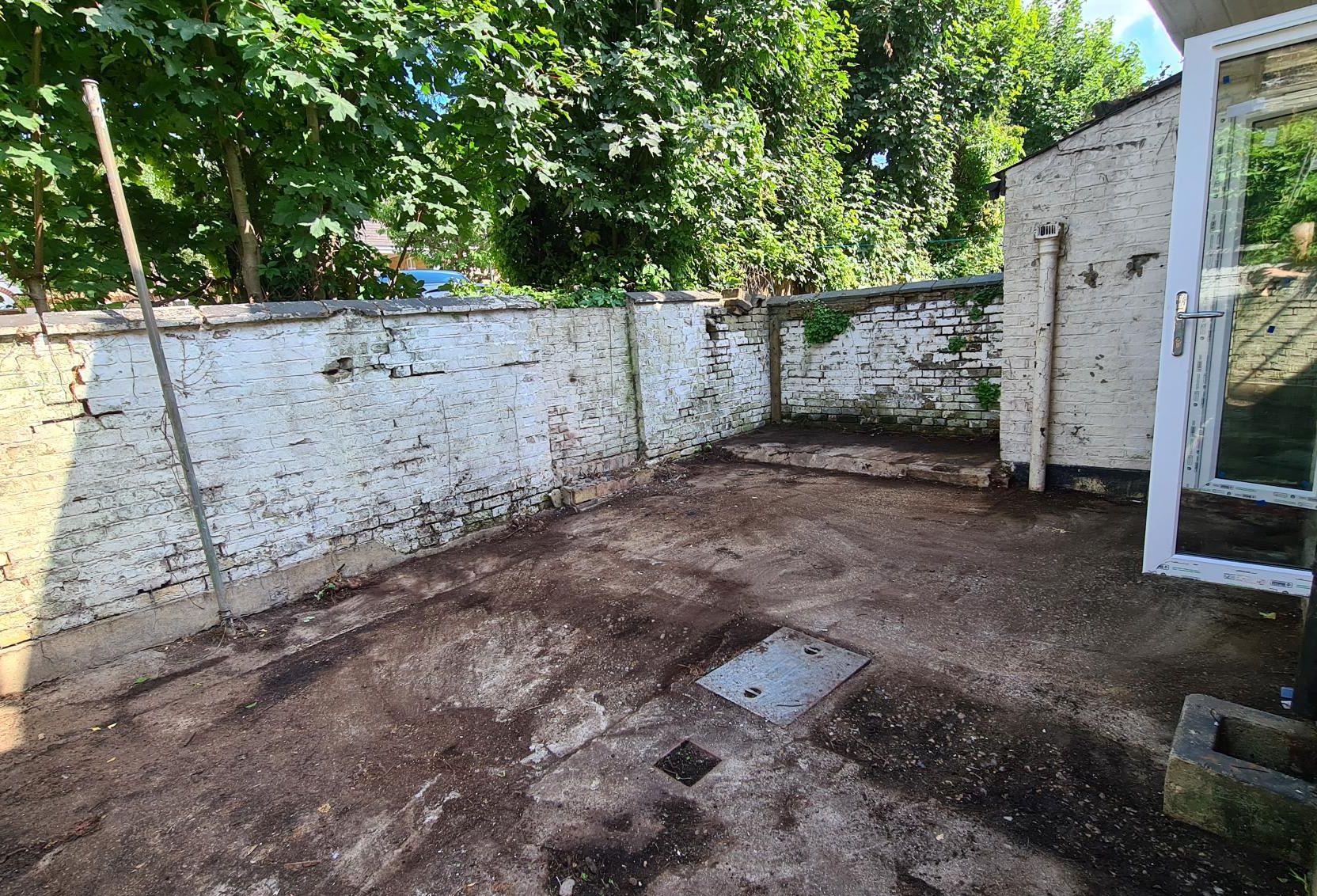 REFURBISHMENT OPPORTUNITY: A VACANT TWO BEDROOM GARDEN FLAT OVER TWO FLOORS CLOSE TO THE CLIFFS PAVILION, WESTCLIFF RAILWAY STATION AND SEAFRONT 