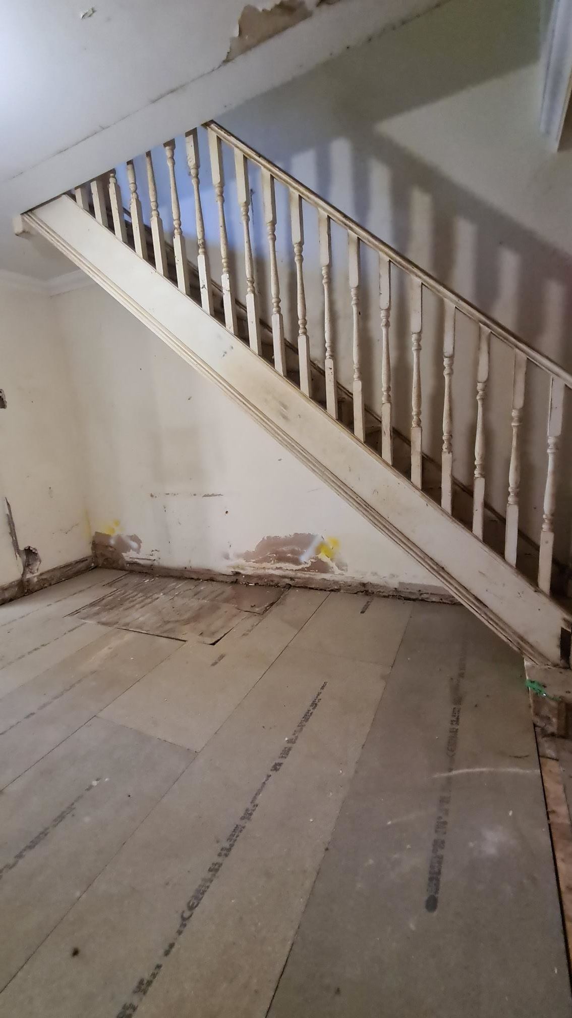 REFURBISHMENT OPPORTUNITY: A VACANT TWO BEDROOM GARDEN FLAT OVER TWO FLOORS CLOSE TO THE CLIFFS PAVILION, WESTCLIFF RAILWAY STATION AND SEAFRONT 
