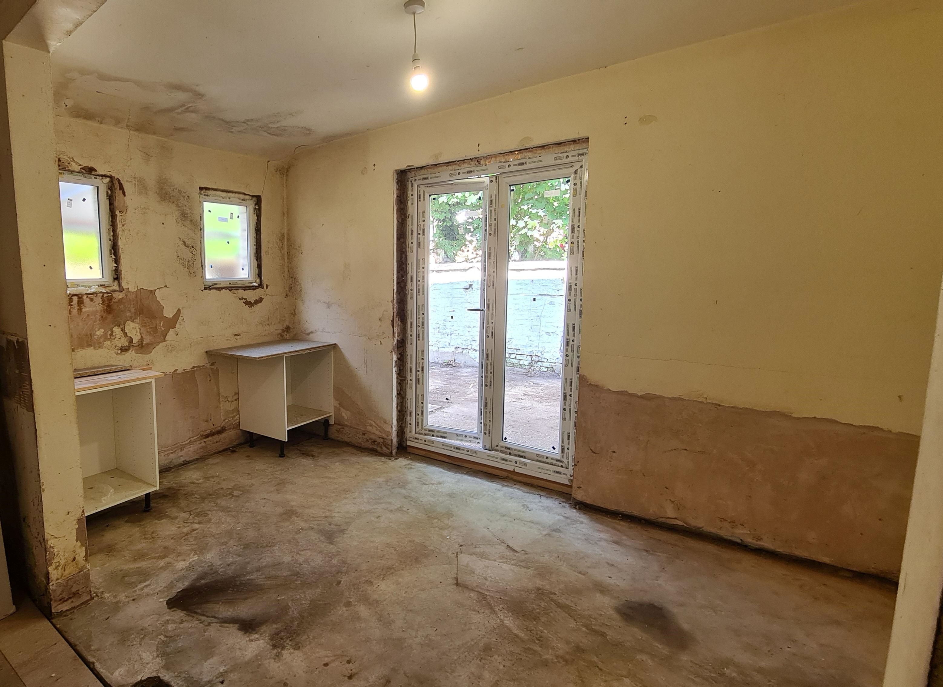 REFURBISHMENT OPPORTUNITY: A VACANT TWO BEDROOM GARDEN FLAT OVER TWO FLOORS CLOSE TO THE CLIFFS PAVILION, WESTCLIFF RAILWAY STATION AND SEAFRONT 