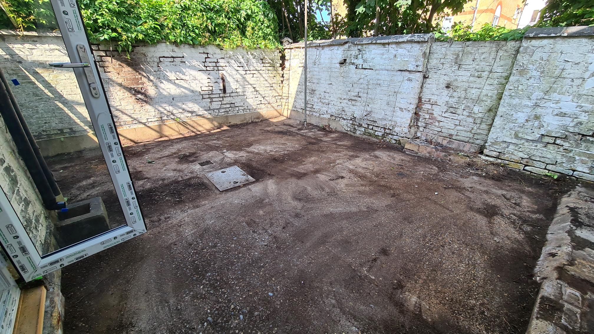 REFURBISHMENT OPPORTUNITY: A VACANT TWO BEDROOM GARDEN FLAT OVER TWO FLOORS CLOSE TO THE CLIFFS PAVILION, WESTCLIFF RAILWAY STATION AND SEAFRONT 