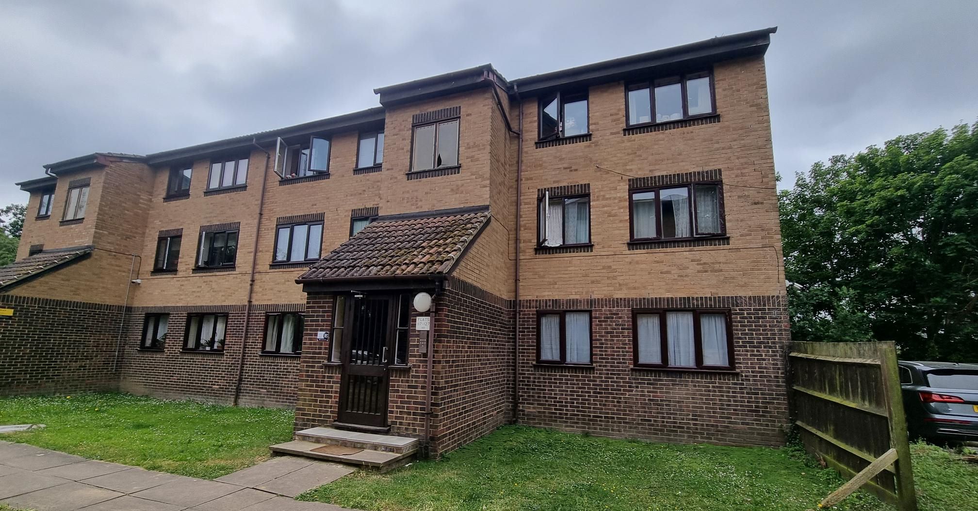 BUY TO LET INVESTMENT: A LEASEHOLD TWO BEDROOM SECOND FLOOR FLAT WITH TENANT IN OCCUPATION CURRENTLY PRODUCING AN ANNUAL INCOME OF £13,404 