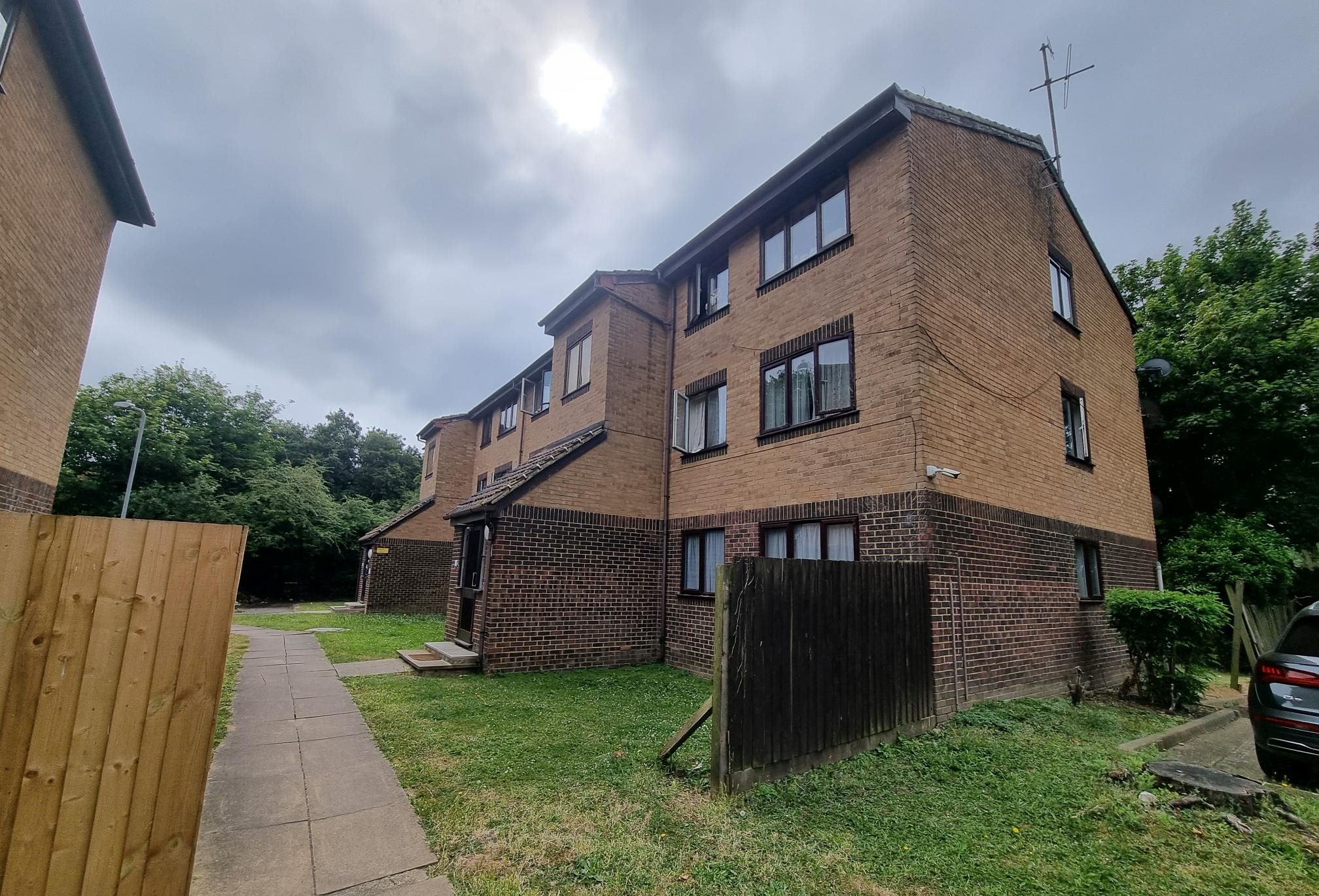 BUY TO LET INVESTMENT: A LEASEHOLD TWO BEDROOM SECOND FLOOR FLAT WITH TENANT IN OCCUPATION CURRENTLY PRODUCING AN ANNUAL INCOME OF £13,404 
