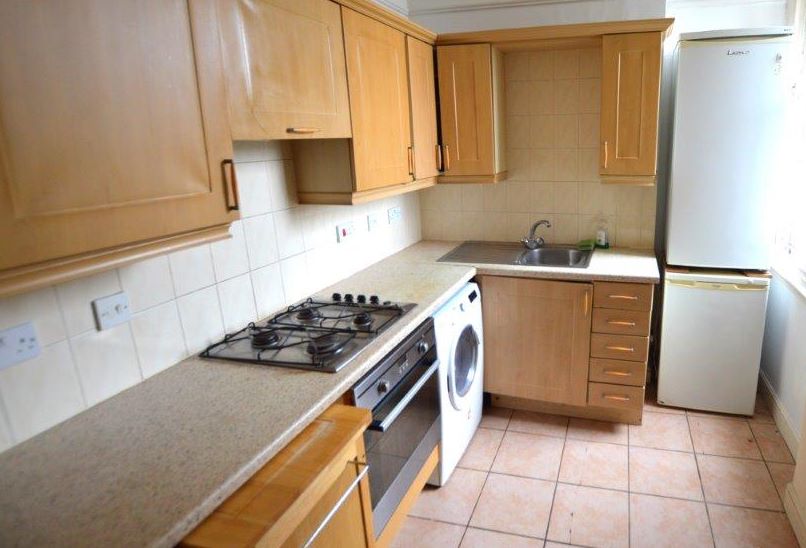 RESIDENTIAL INVESTMENT: A VACANT TWO BEDROOM FLAT WITH LONG LEASE WITHIN ACCESS OF WESTCOMBE PARK RAILWAY STATION AND LOCAL SCHOOLS AND SHOPS   