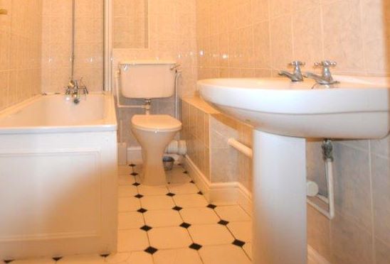 RESIDENTIAL INVESTMENT: A VACANT TWO BEDROOM FLAT WITH LONG LEASE WITHIN ACCESS OF WESTCOMBE PARK RAILWAY STATION AND LOCAL SCHOOLS AND SHOPS   