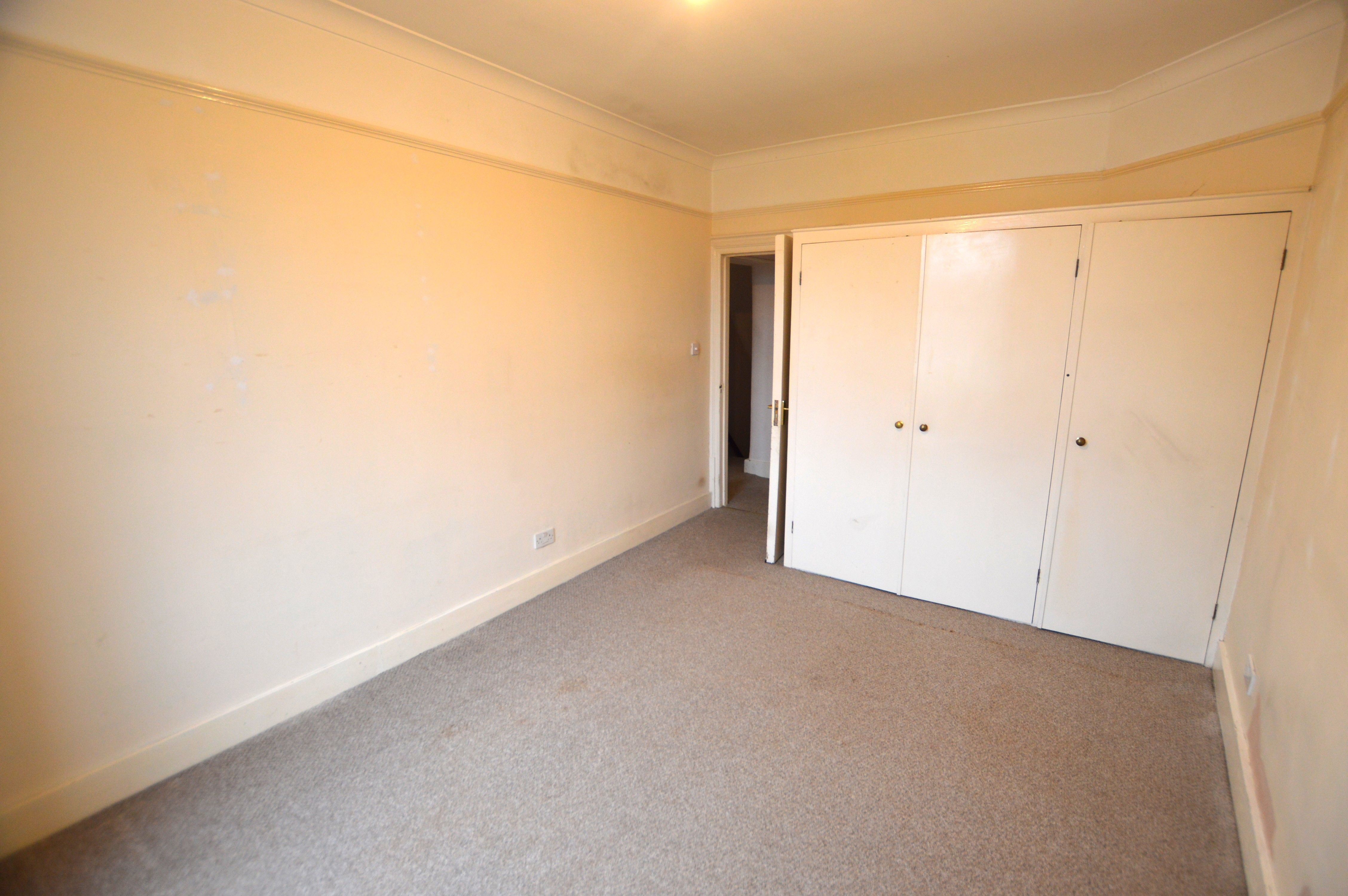 RESIDENTIAL INVESTMENT: A VACANT TWO BEDROOM FLAT WITH LONG LEASE WITHIN ACCESS OF WESTCOMBE PARK RAILWAY STATION AND LOCAL SCHOOLS AND SHOPS   