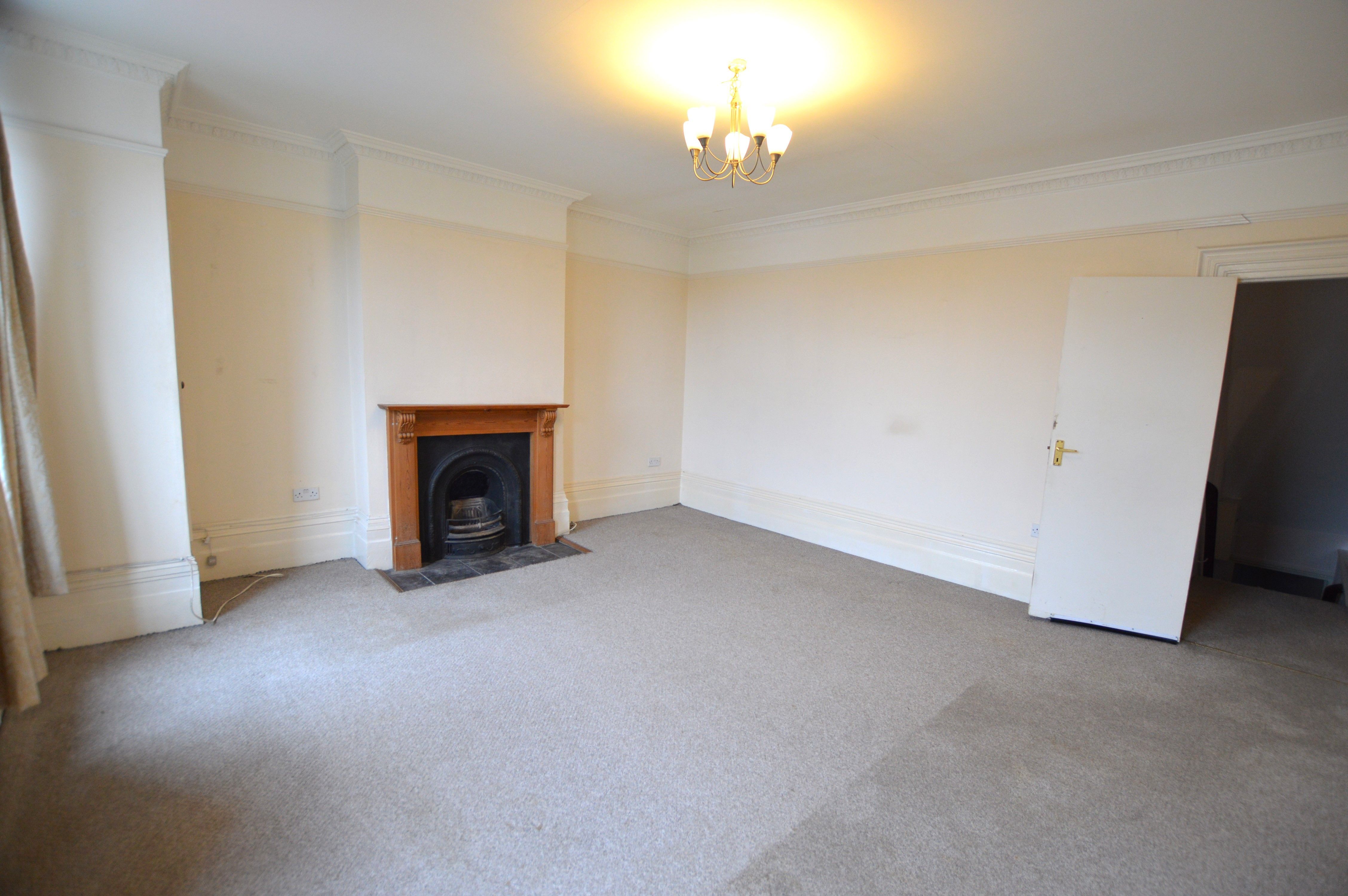 RESIDENTIAL INVESTMENT: A VACANT TWO BEDROOM FLAT WITH LONG LEASE WITHIN ACCESS OF WESTCOMBE PARK RAILWAY STATION AND LOCAL SCHOOLS AND SHOPS   