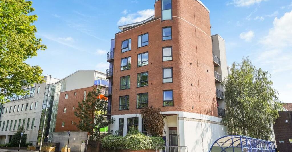 RESIDENTIAL INVESTMENT: A VACANT LEASEHOLD THIRD FLOOR APARTMENT CLOSE TO THE CITY CENTRE OFFERING A POTENTIAL INCOME OF £9,600 PER ANNUM